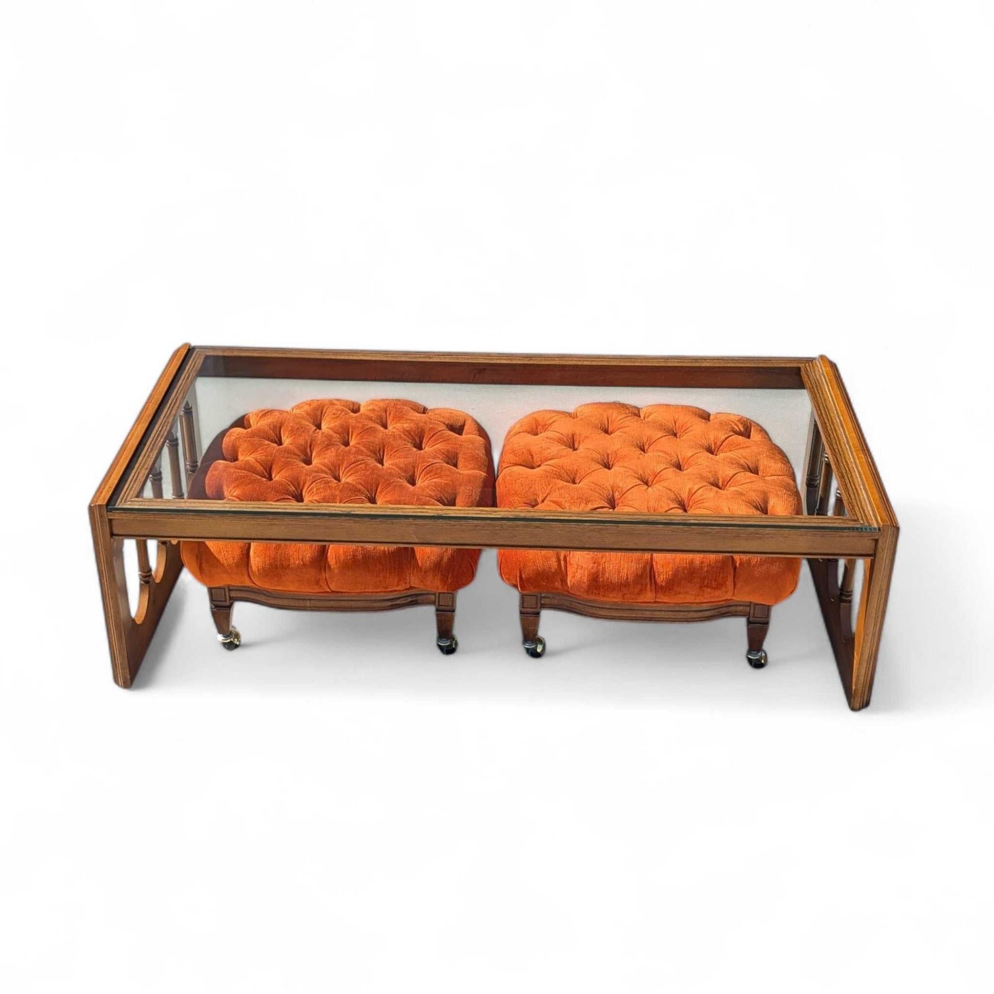 Table basse à plateau de verre et deux ottomans en velours touffeté, 1960s en vente 1