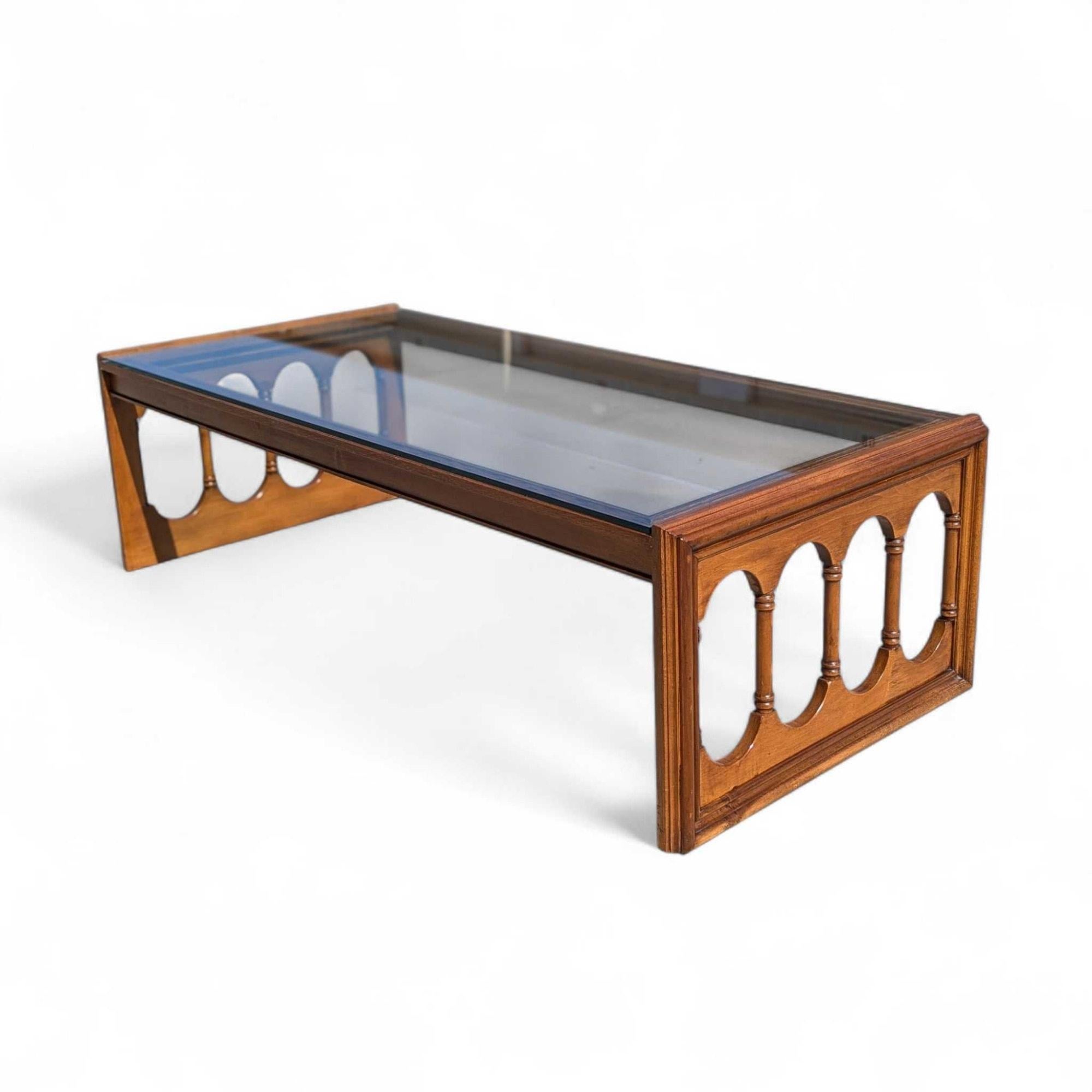 Table basse à plateau de verre et deux ottomans en velours touffeté, 1960s en vente 2