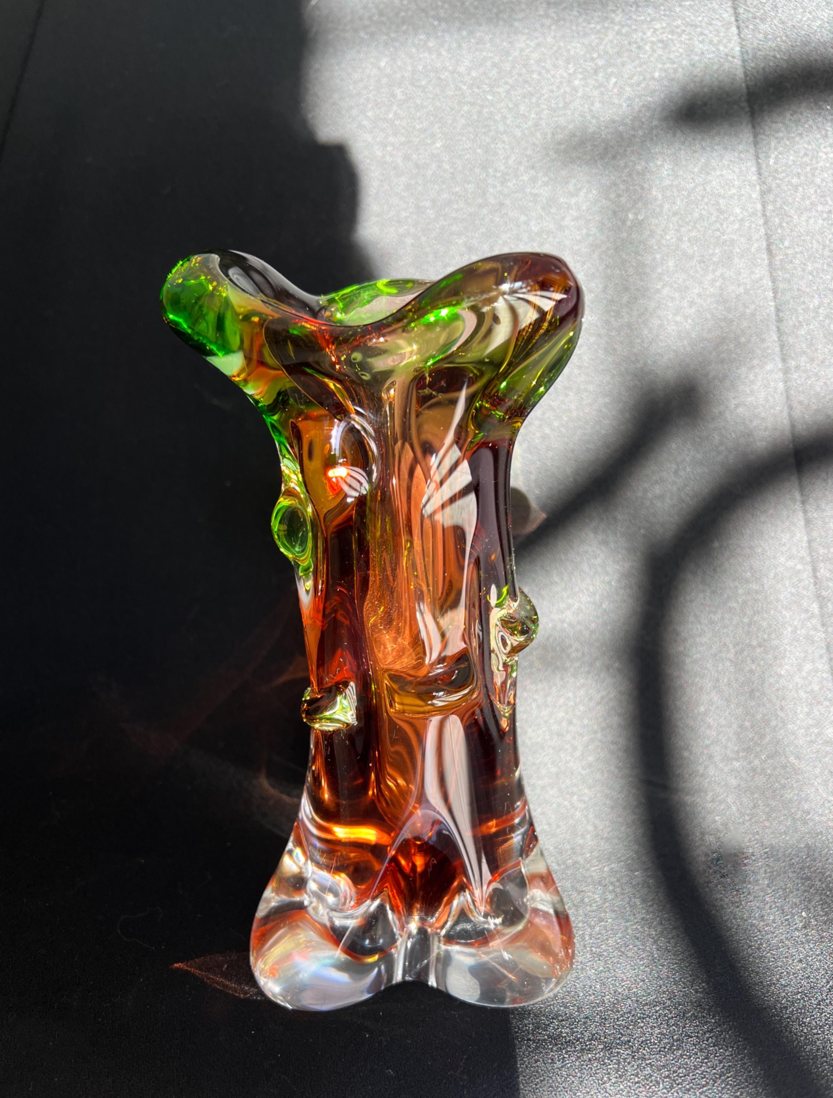 Vaso in vetro di metà secolo moderno di František Zemek per Glass Factory Mstisov in vendita 1