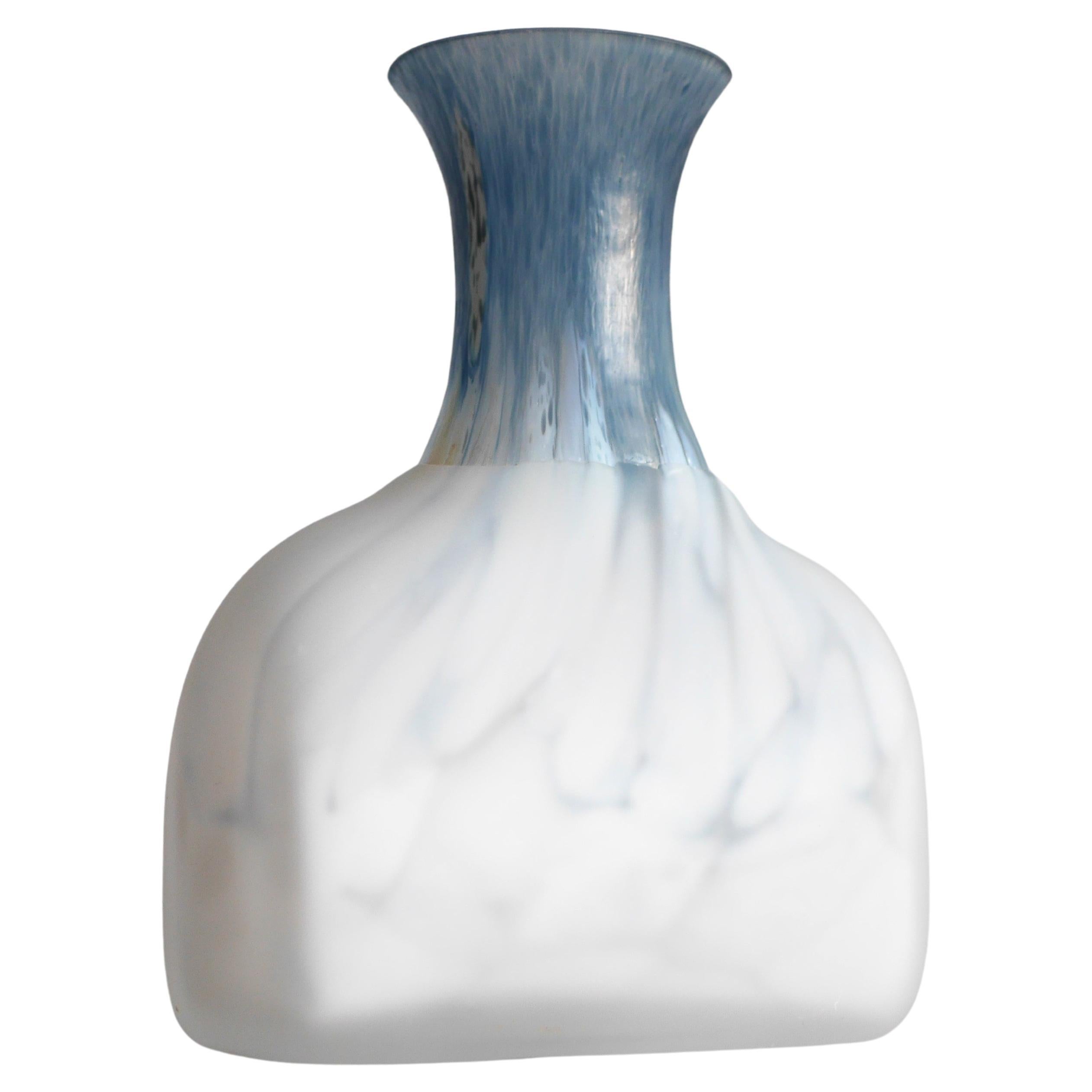 Vase en verre moderne du milieu du siècle conçu par Monica Backström pour Kosta, Suède