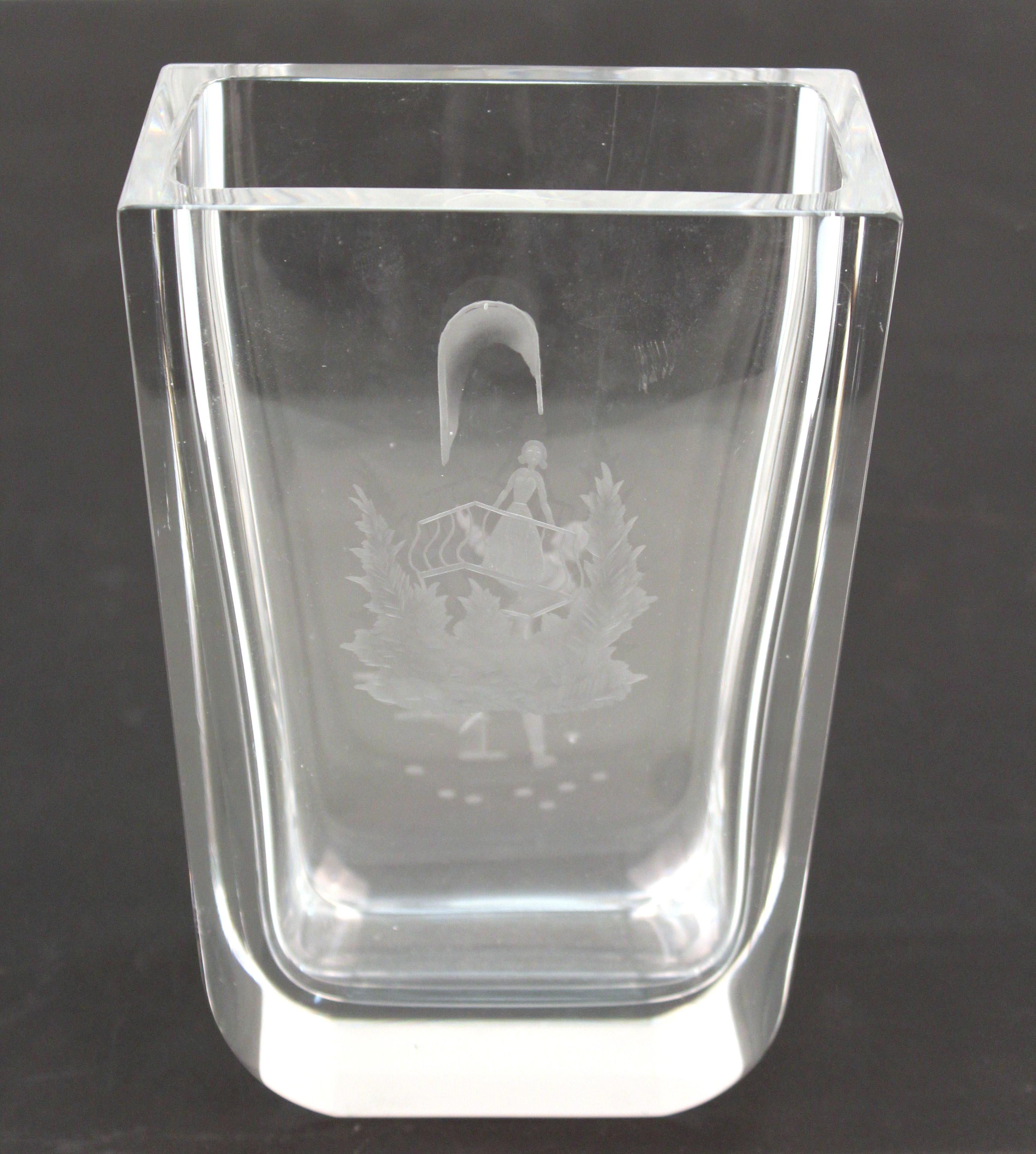 Mid-Century Modern Glass Vase with Etched Romeo and Juliet Balcony Scene In Good Condition In New York, NY