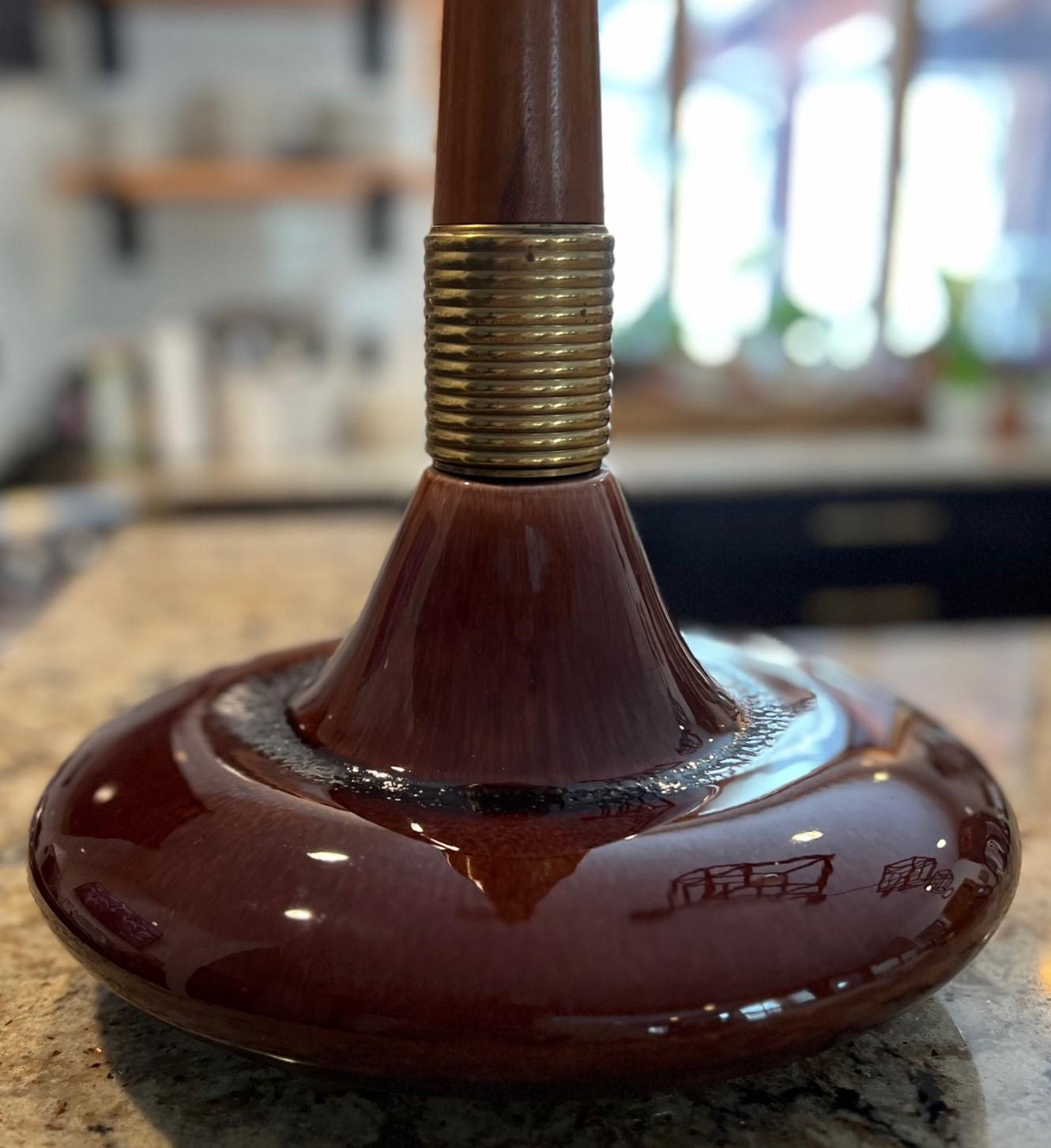 Mid-Century Modern-Tischlampe aus glasierter Keramik, Messing und Teakholz – Phil-Mar-Stil (Glasiert) im Angebot