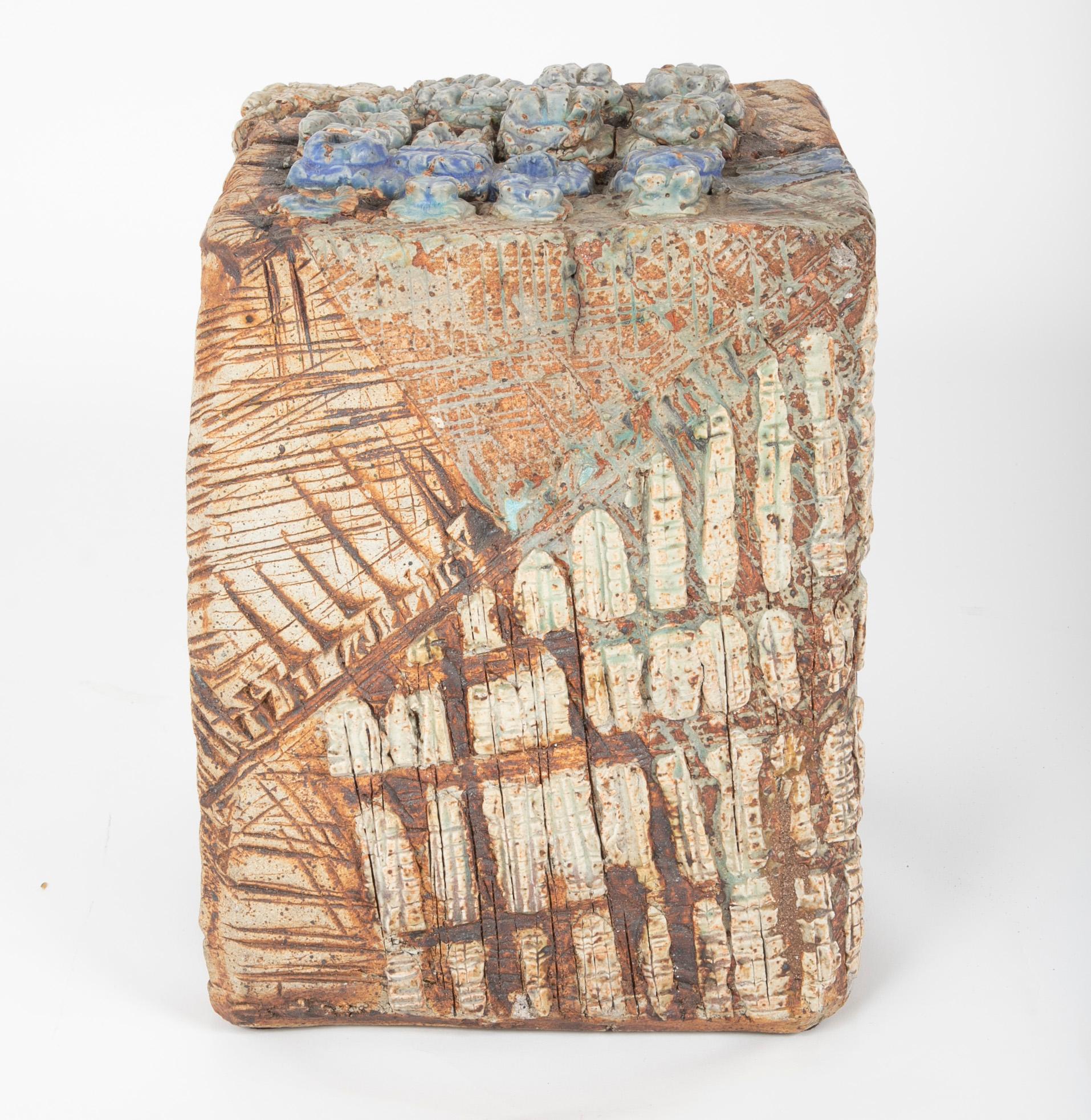 Escultura de cerámica vidriada moderna de mediados de siglo, fechada en 1966 Glaseado en venta