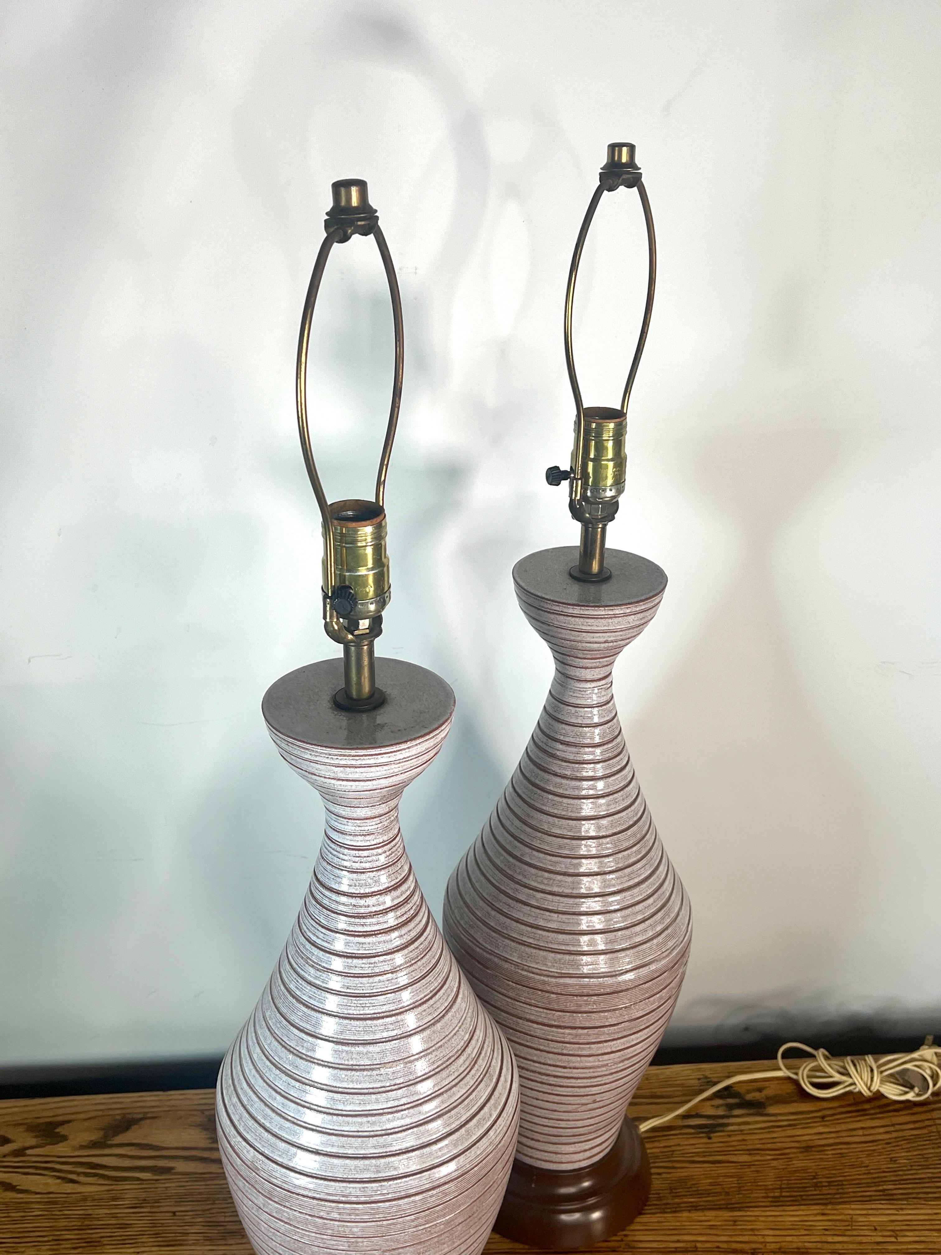 Zum Verkauf steht dieses atemberaubende Paar von zwei großen Tischlampen, die aus Keramik mit Metallsockeln hergestellt sind.