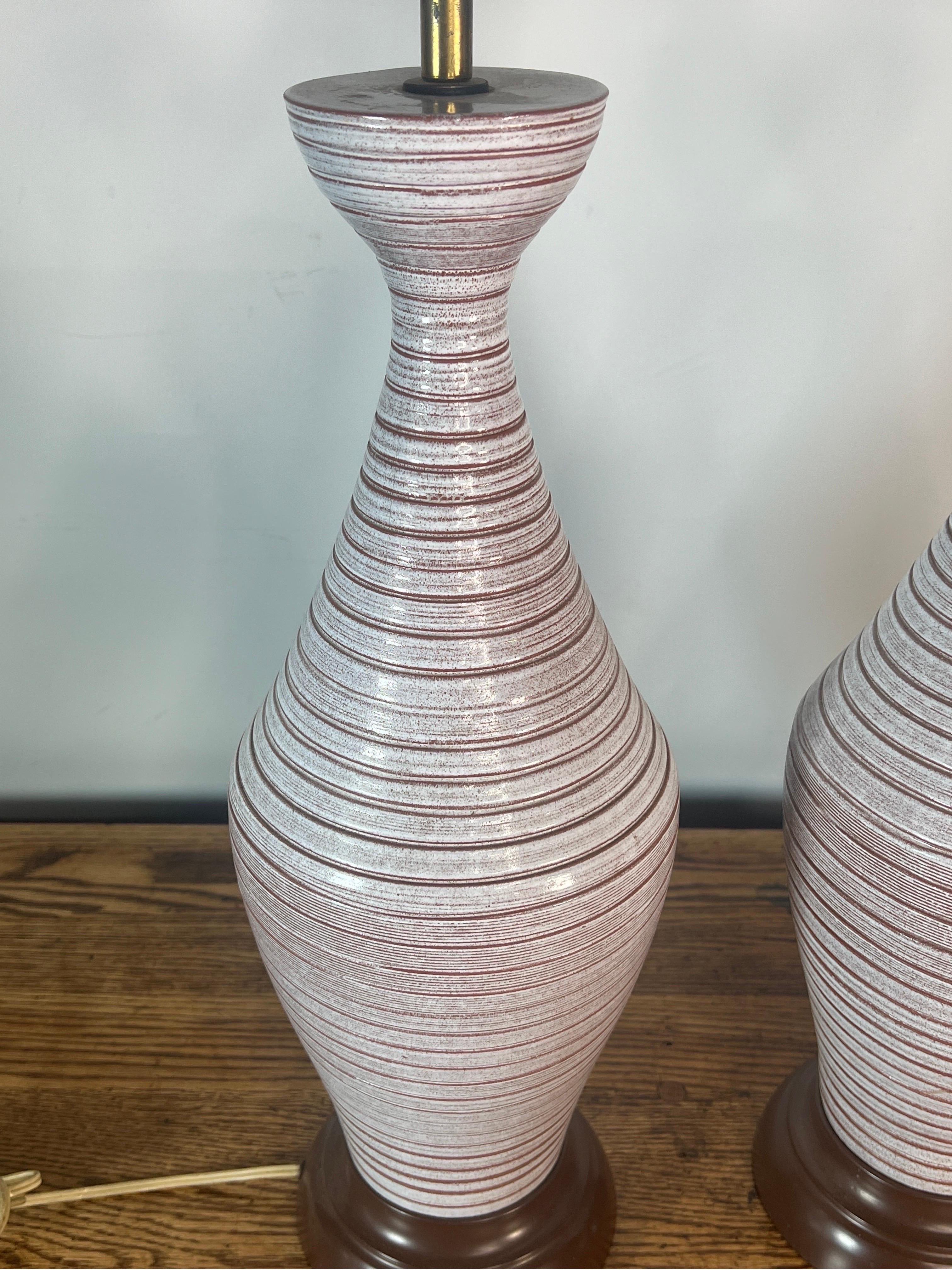 Moderne glasierte Keramik-Tischlampen aus der Mitte des Jahrhunderts – ein Paar (Unbekannt) im Angebot