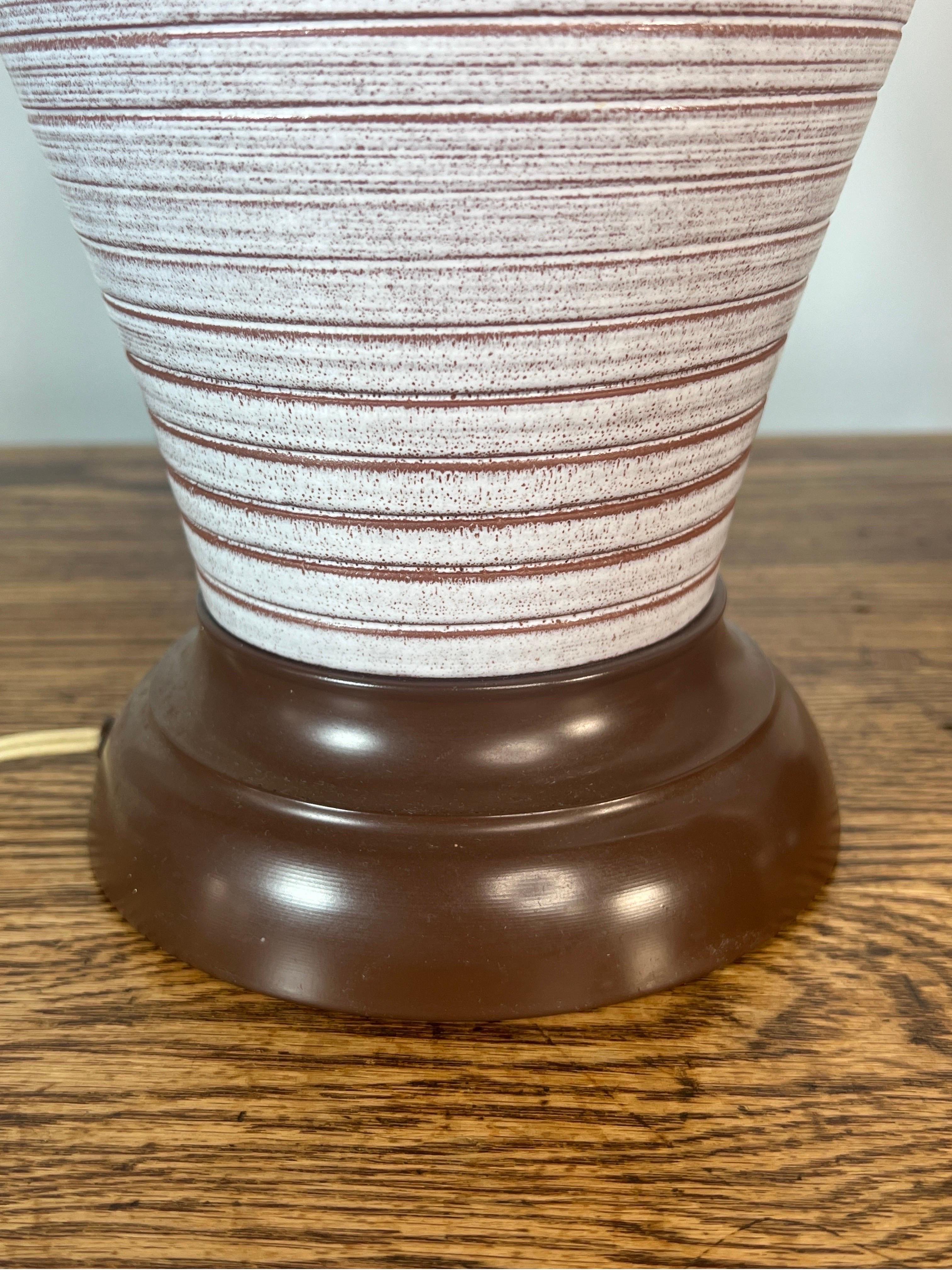 Moderne glasierte Keramik-Tischlampen aus der Mitte des Jahrhunderts – ein Paar im Zustand „Gut“ im Angebot in Esperance, NY