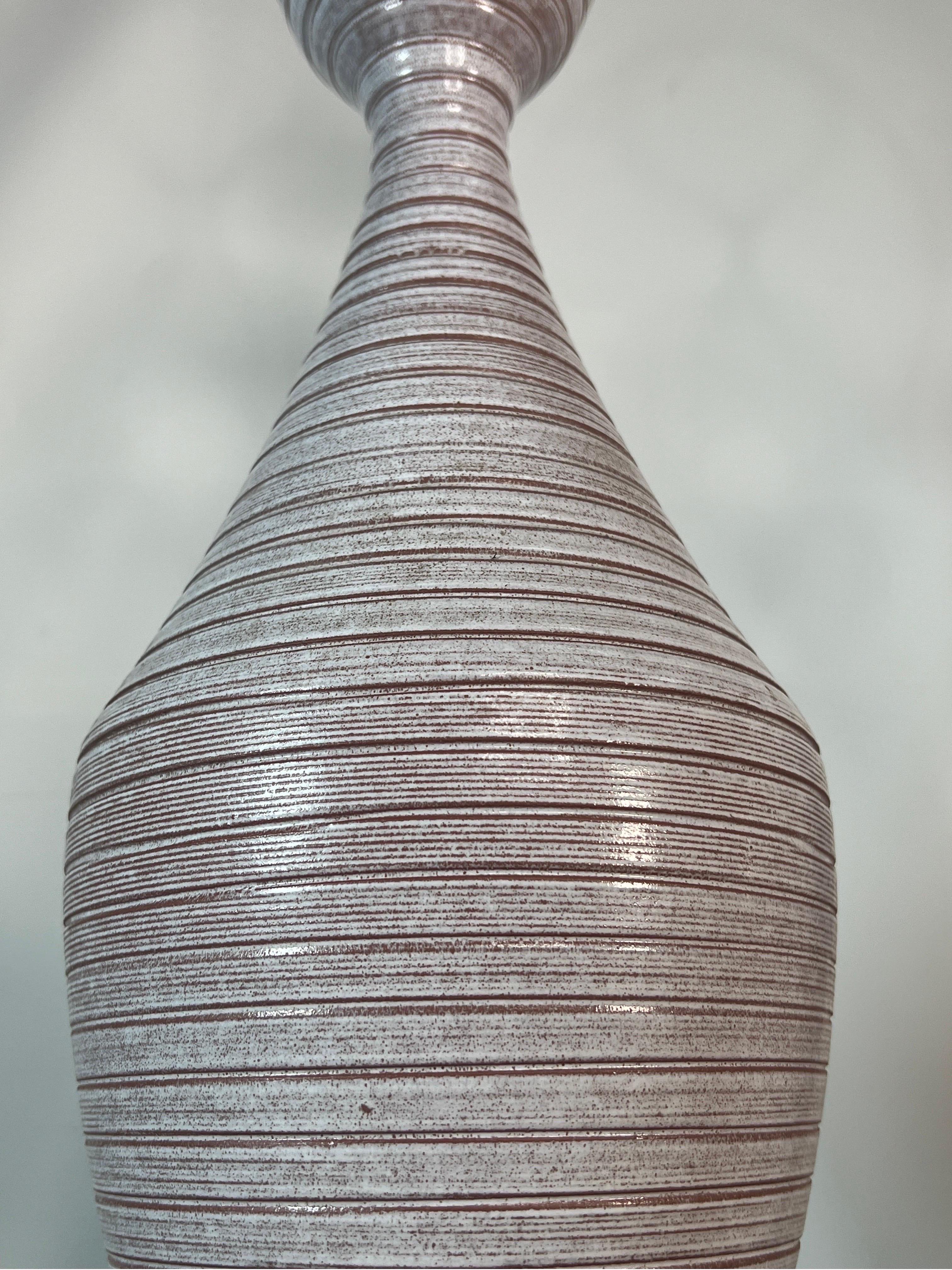 Moderne glasierte Keramik-Tischlampen aus der Mitte des Jahrhunderts – ein Paar im Angebot 1