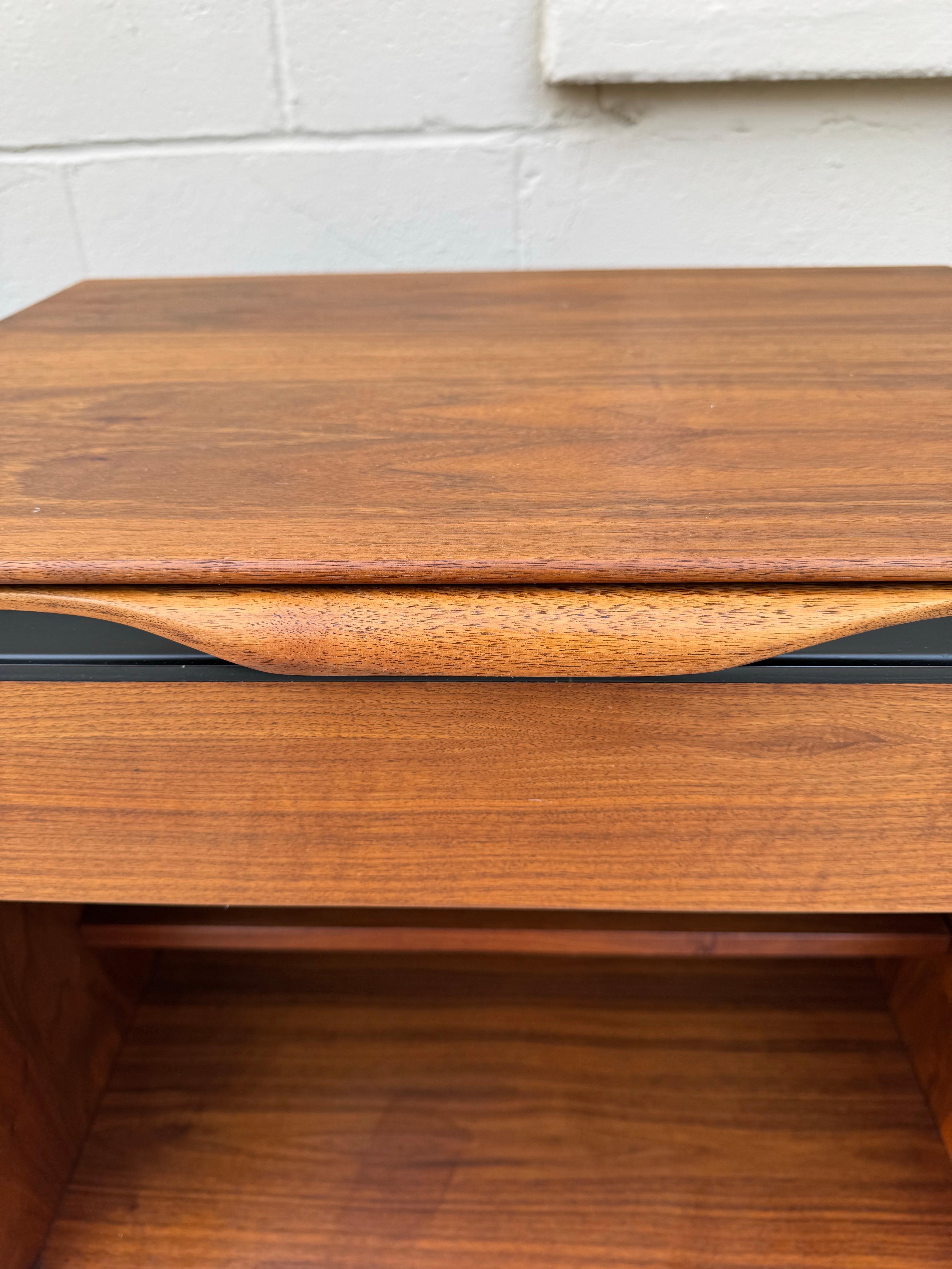 Mid-Century Modern Glenn Of California Night Stands Designed By John Kapel (20. Jahrhundert) im Angebot