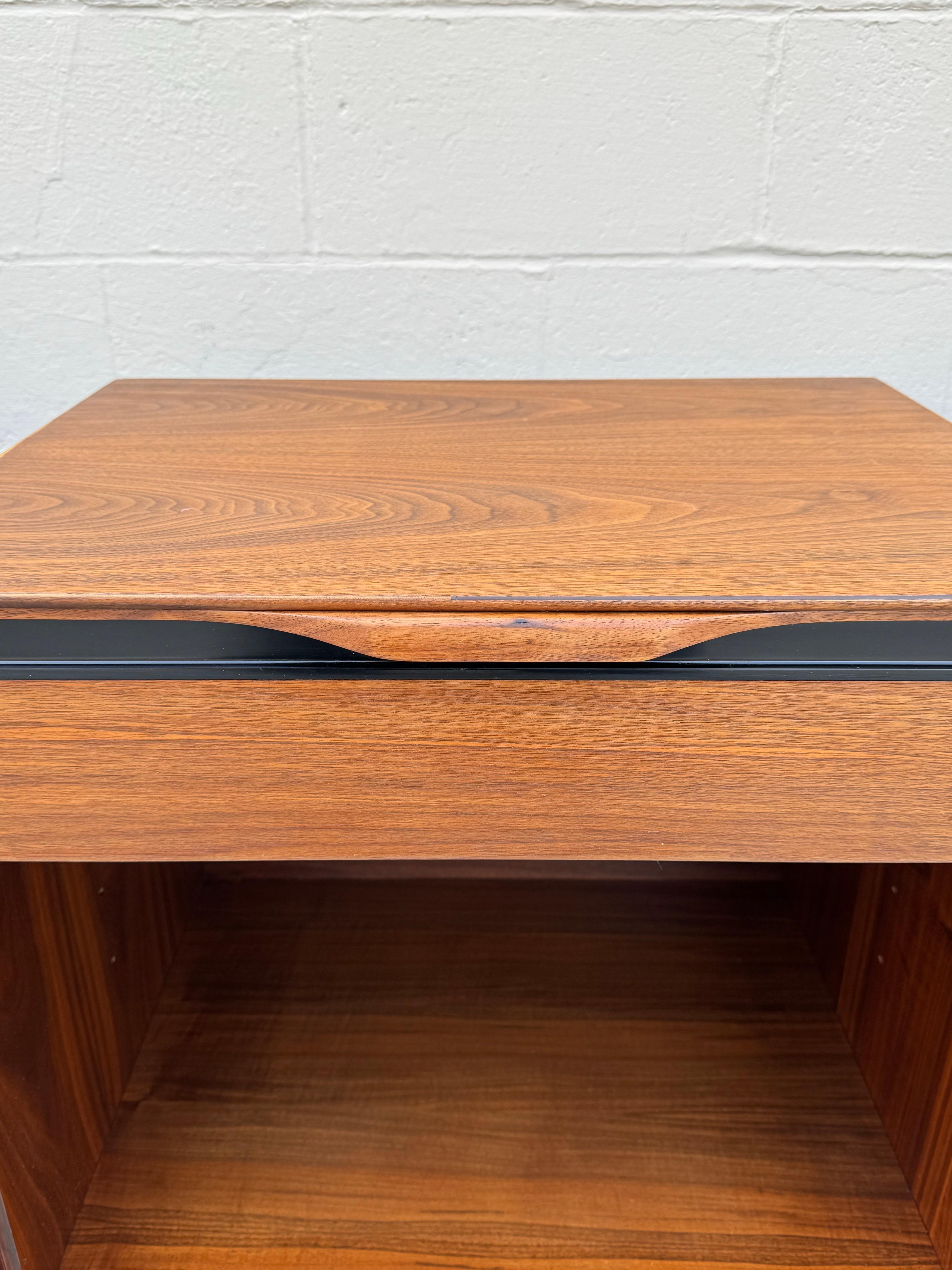 Mid-Century Modern Glenn Of California Night Stands Designed By John Kapel (Walnuss) im Angebot