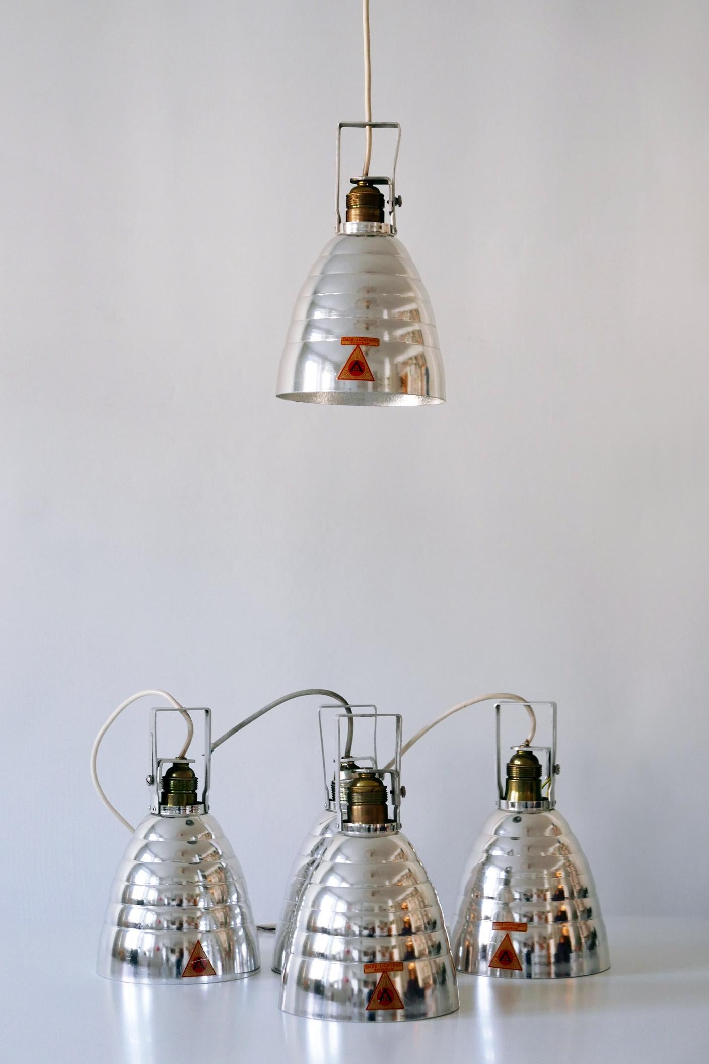 Elegante Mid-Century Modern glänzende Deckenstrahler oder Pendelleuchten von Alux, 1950er Jahre, Deutschland. 

Drei identische Lampen verfügbar!

Jede Lampe ist aus glänzendem Aluminium gefertigt, wird mit 1 x E27 / E26 Edison Schraubfassung