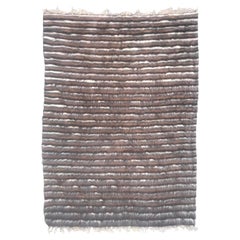 Alfombra marroquí de rayas de pelo de cabra moderna de mediados de siglo de Bobyrug