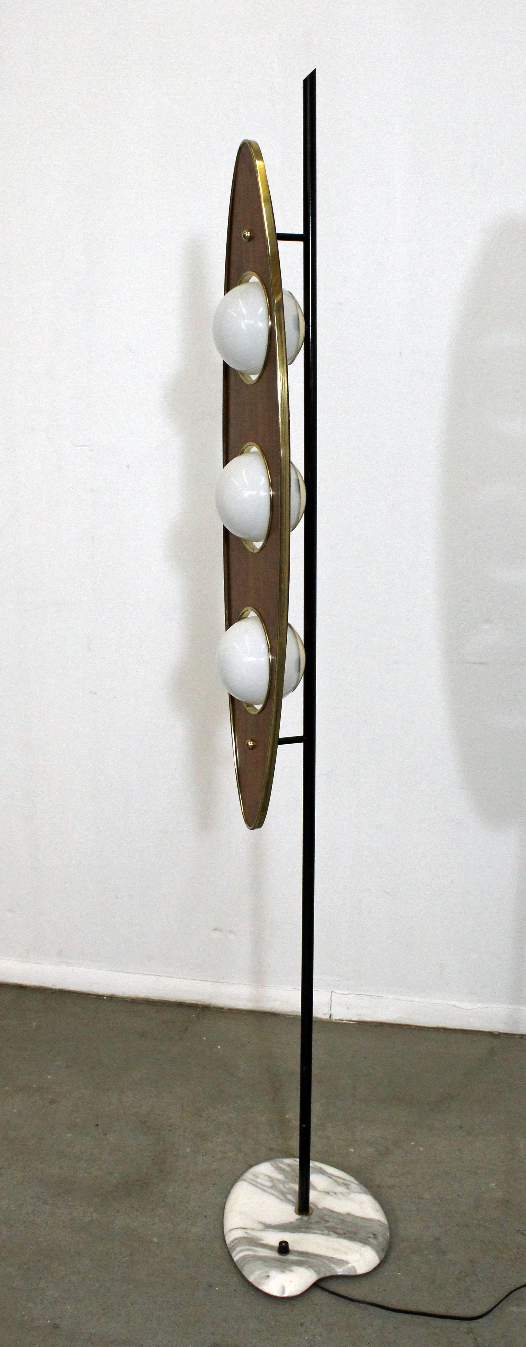 Moderne Stehlampe aus Nussbaumholz im Goffredo Reggiani-Stil aus der Mitte des Jahrhunderts (Moderne der Mitte des Jahrhunderts)