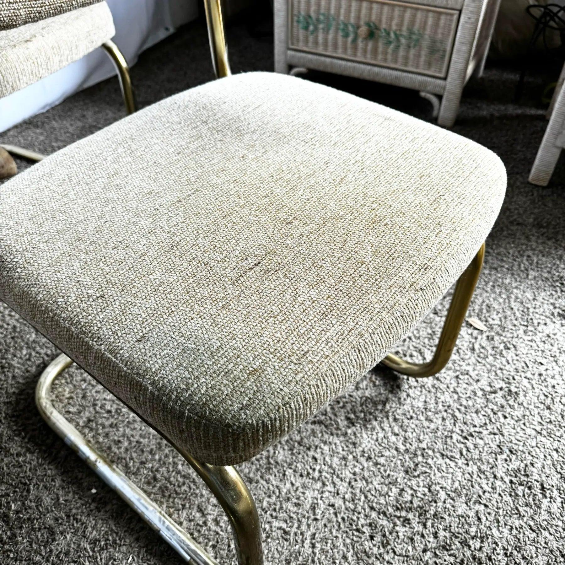 Sedie a sbalzo in oro e tufted beige della metà del secolo scorso - Set di 6 sedie in vendita 5