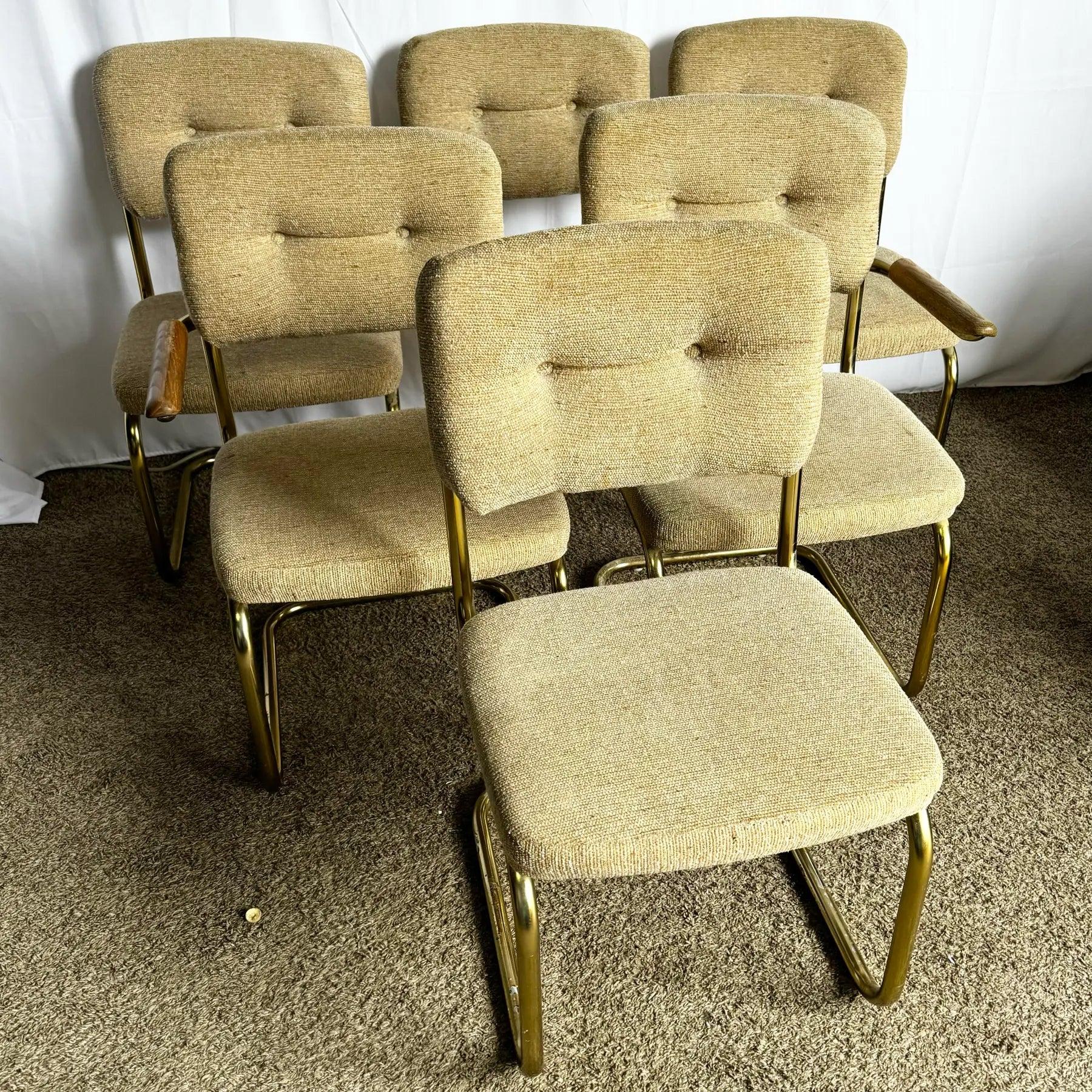 Set di 6 sedie a sbalzo dorate del Mid Century Modern con imbottitura beige, linee curve e versatilità della poltrona per interni eleganti.
 
 La finitura dorata dei telai delle sedie è soggetta a corrosione e usura. Il tessuto presenta qualche