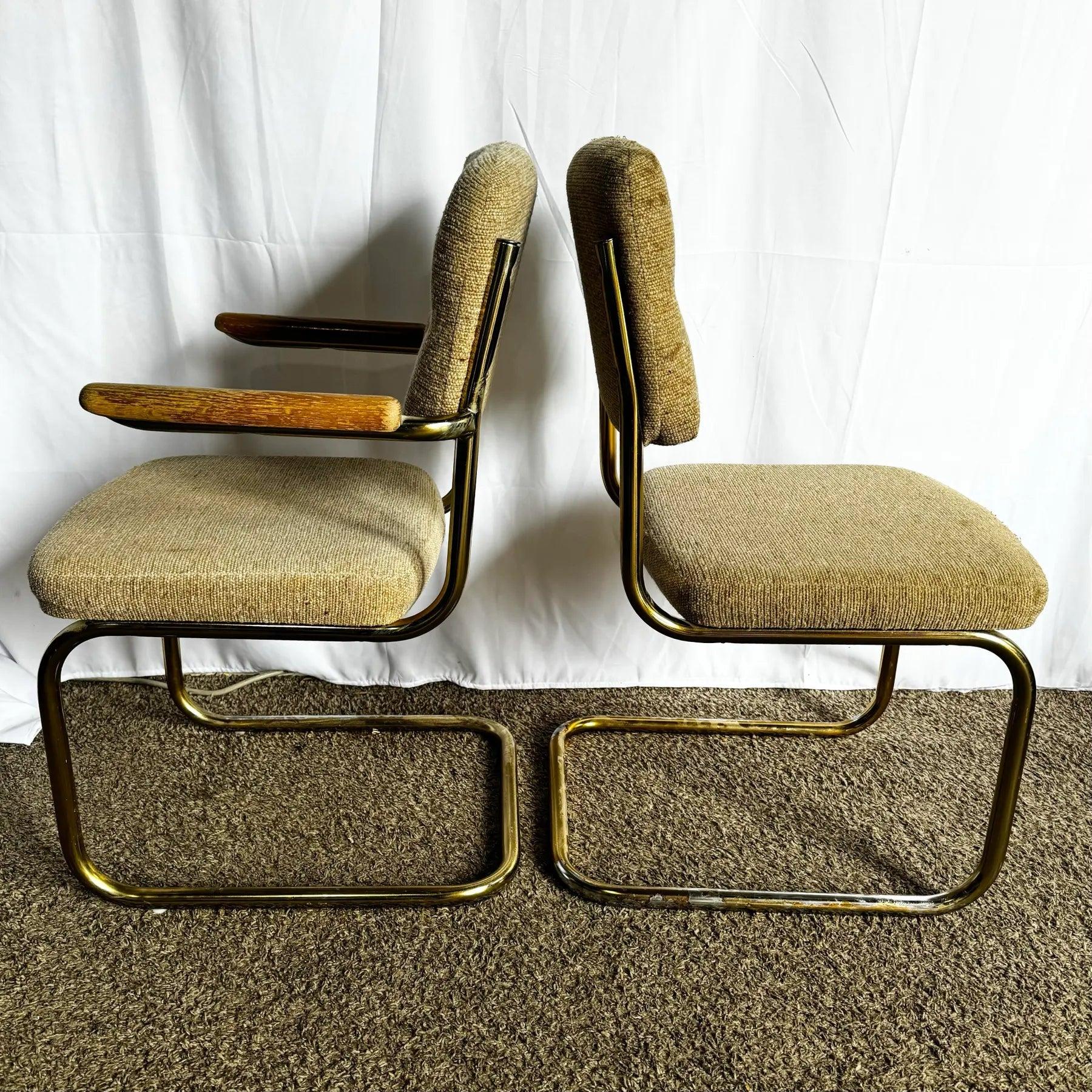 Americano Sedie a sbalzo in oro e tufted beige della metà del secolo scorso - Set di 6 sedie in vendita