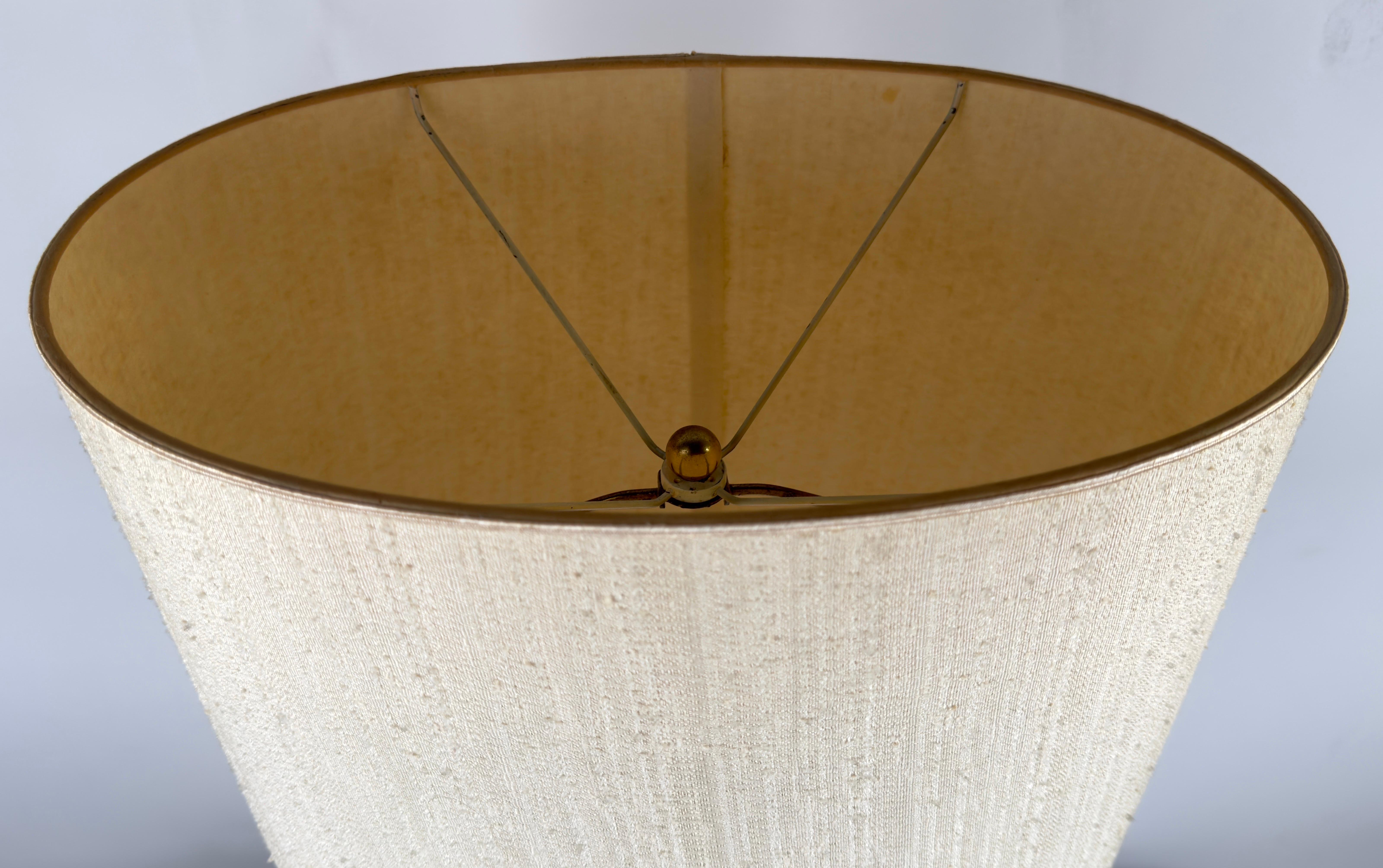 Moderne Mid-Century-Tischlampe aus Gold-Kunstglas mit individuellem Schirm, ein Paar  im Angebot 6