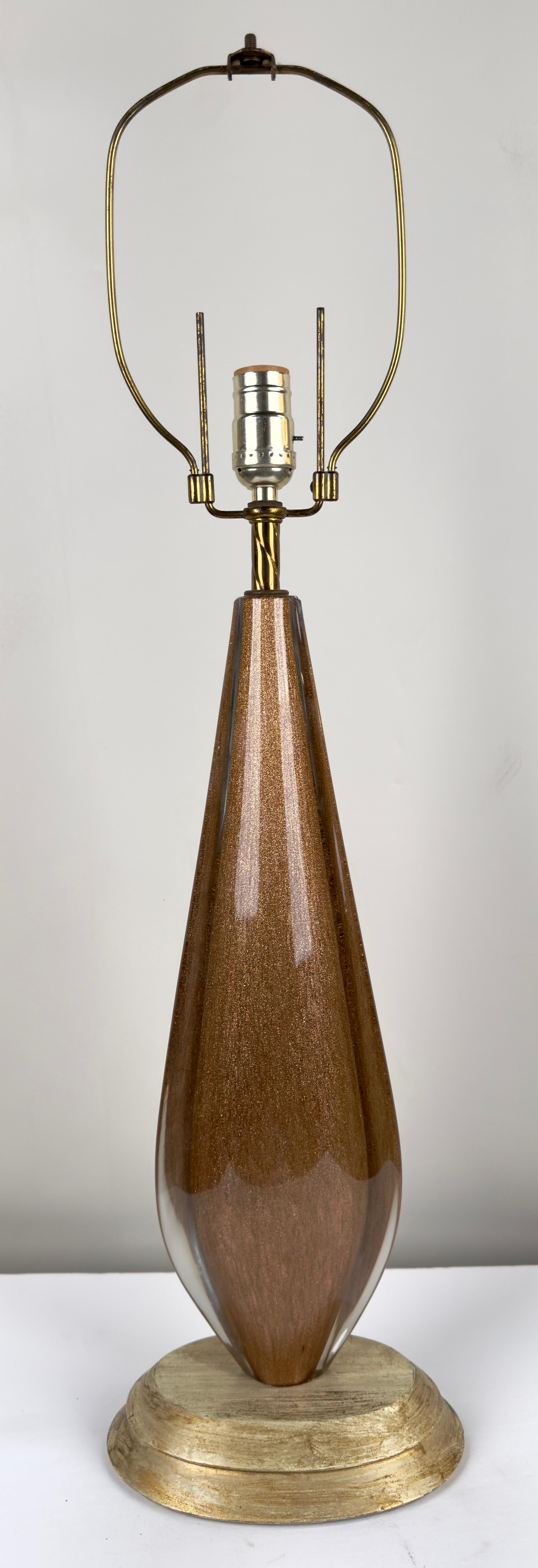 Moderne Mid-Century-Tischlampe aus Gold-Kunstglas mit individuellem Schirm, ein Paar  im Zustand „Gut“ im Angebot in Plainview, NY