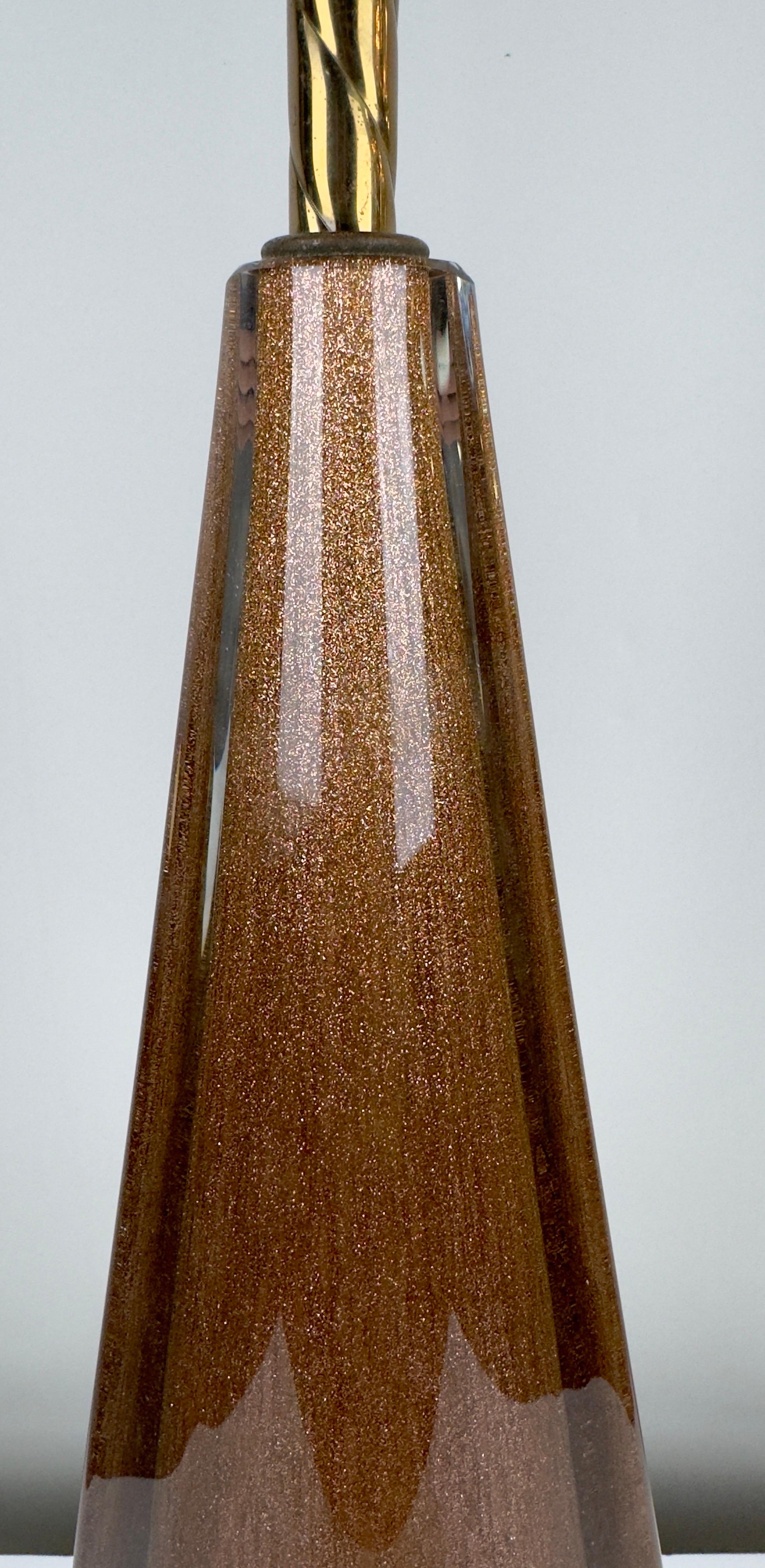 Moderne Mid-Century-Tischlampe aus Gold-Kunstglas mit individuellem Schirm, ein Paar  (20. Jahrhundert) im Angebot