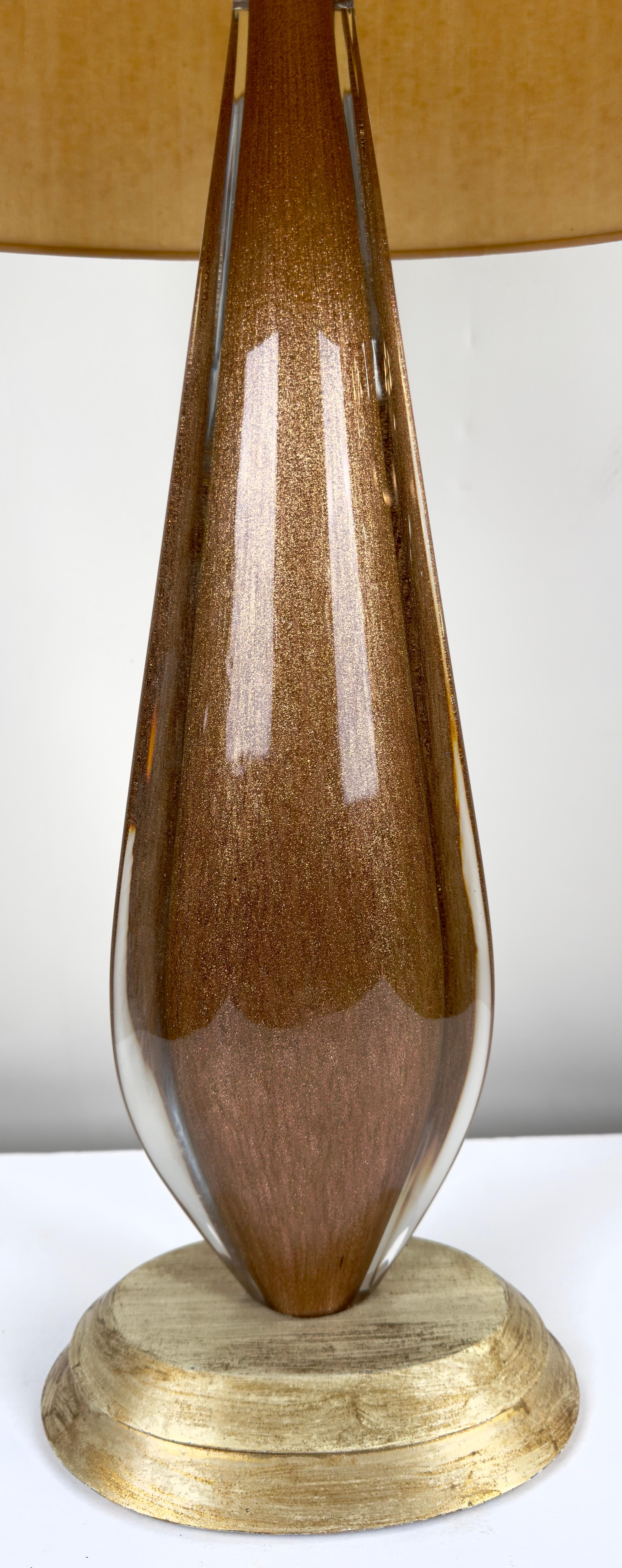 Moderne Mid-Century-Tischlampe aus Gold-Kunstglas mit individuellem Schirm, ein Paar  (Glaskunst) im Angebot