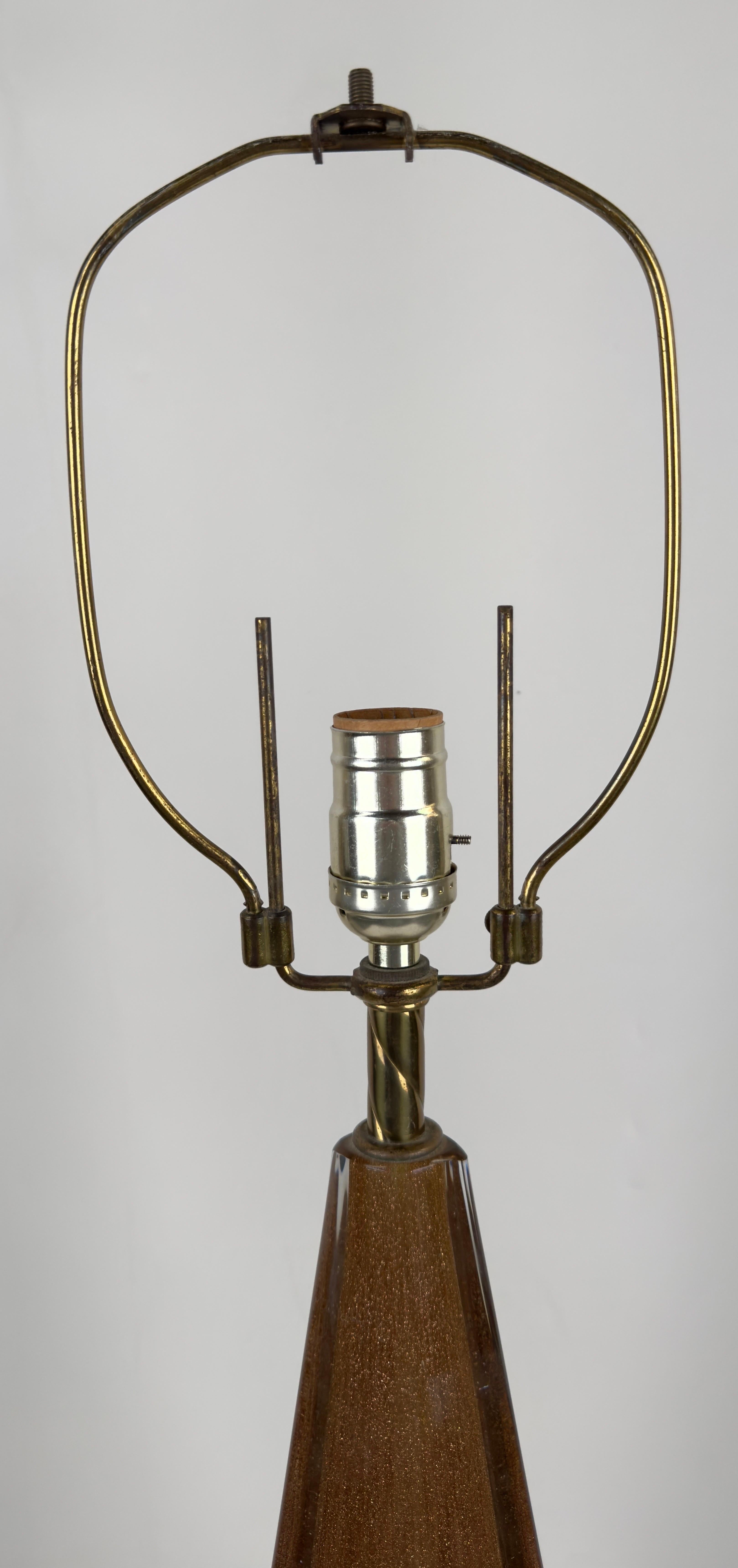 Moderne Mid-Century-Tischlampe aus Gold-Kunstglas mit individuellem Schirm, ein Paar  im Angebot 2