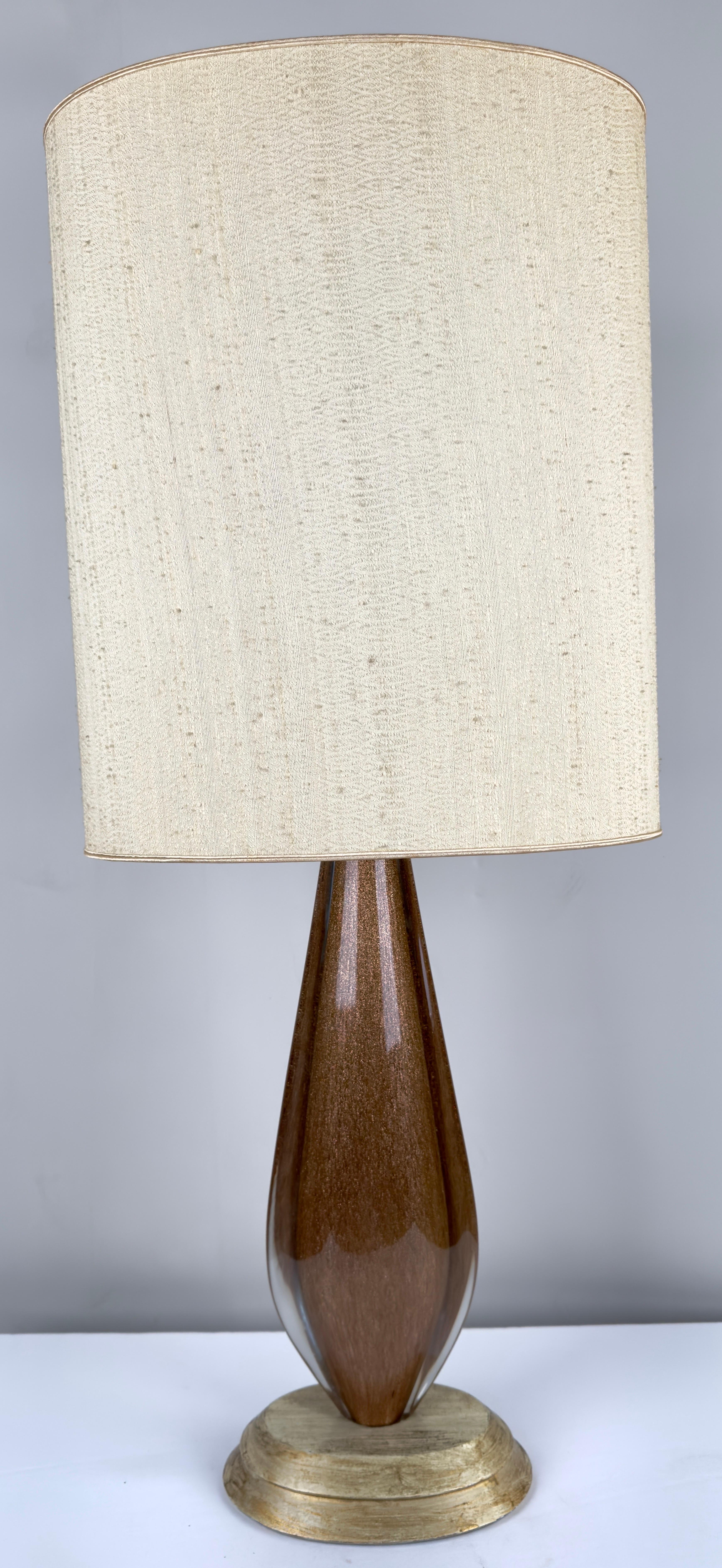 Moderne Mid-Century-Tischlampe aus Gold-Kunstglas mit individuellem Schirm, ein Paar  im Angebot 3