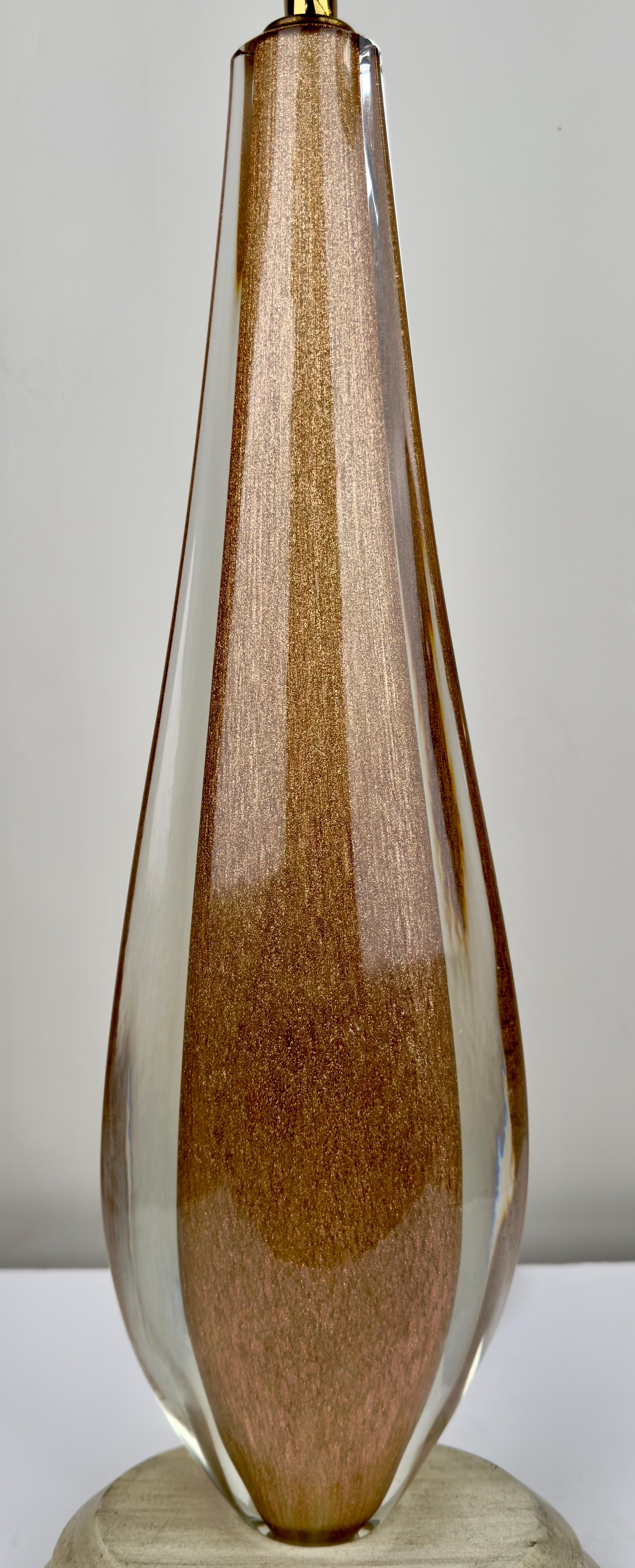 Moderne Mid-Century-Tischlampe aus Gold-Kunstglas mit individuellem Schirm im Angebot 3