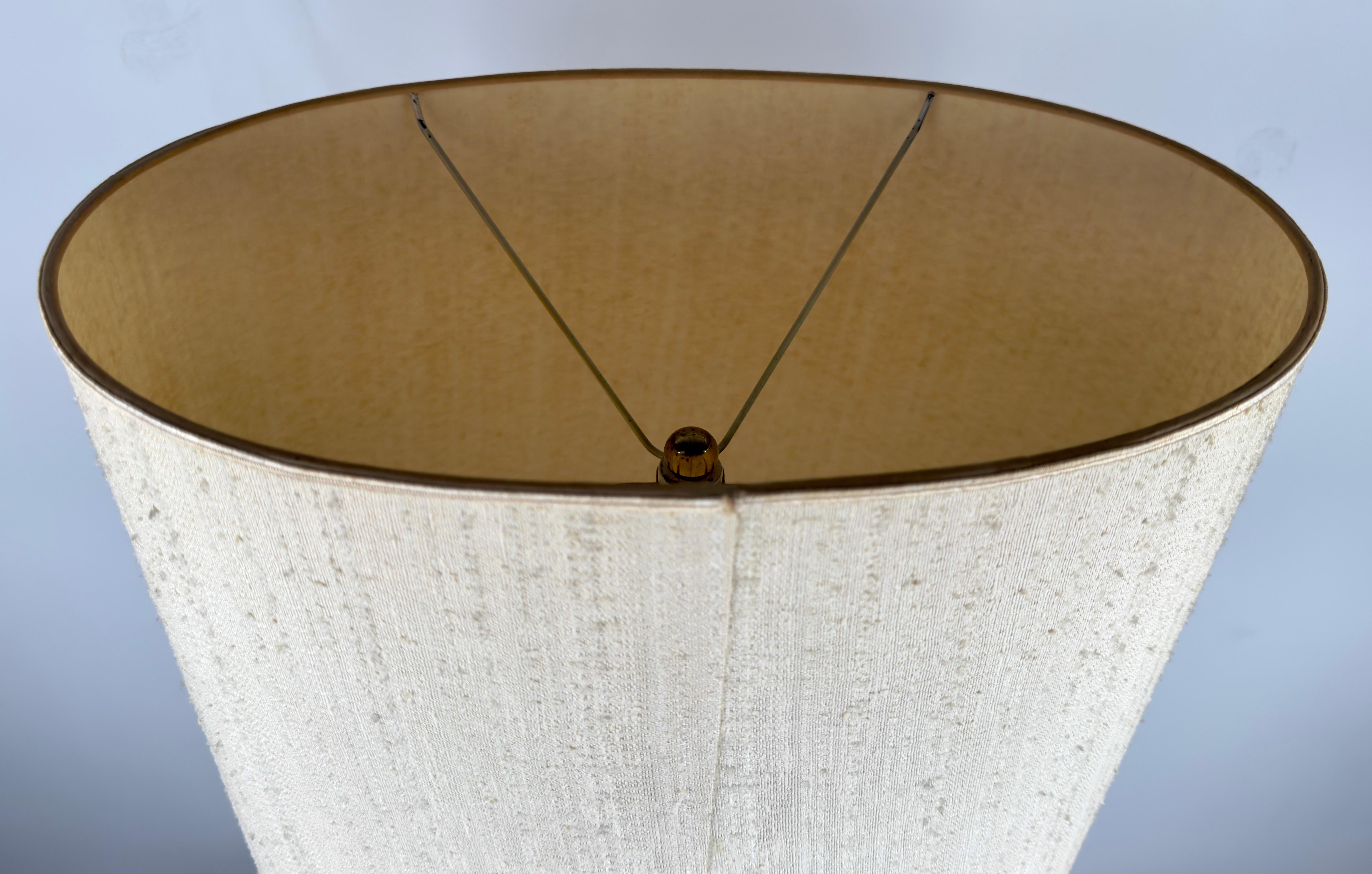 Moderne Mid-Century-Tischlampe aus Gold-Kunstglas mit individuellem Schirm im Angebot 5