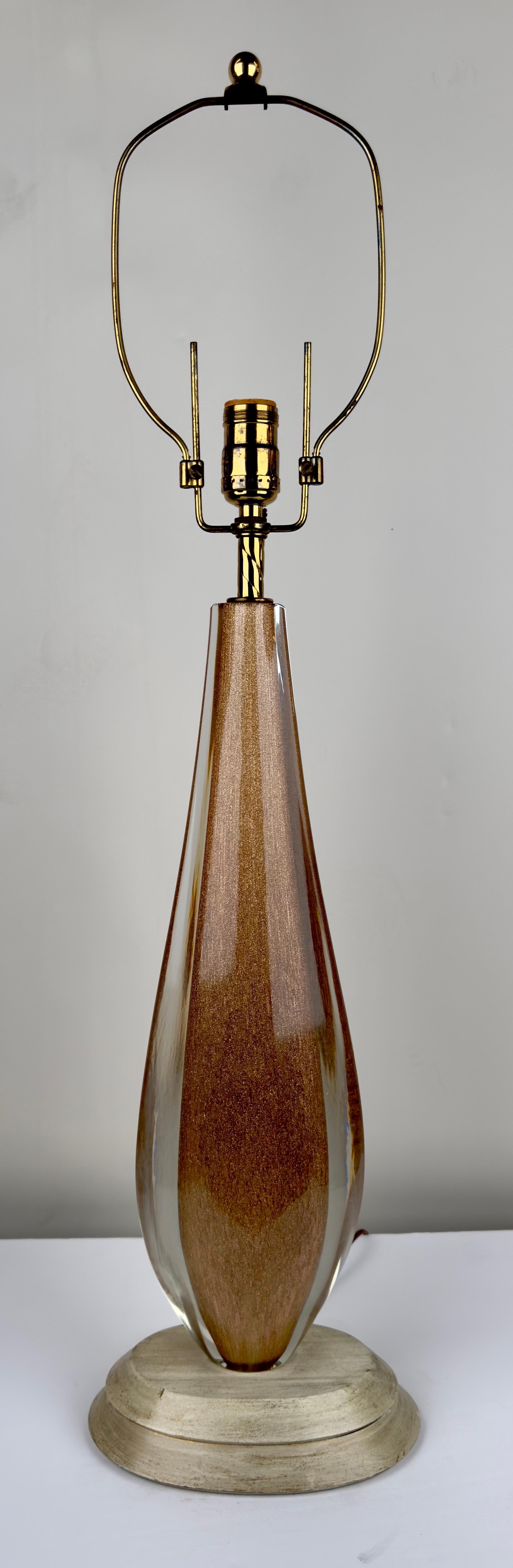 Moderne Mid-Century-Tischlampe aus Gold-Kunstglas mit individuellem Schirm (Moderne der Mitte des Jahrhunderts) im Angebot