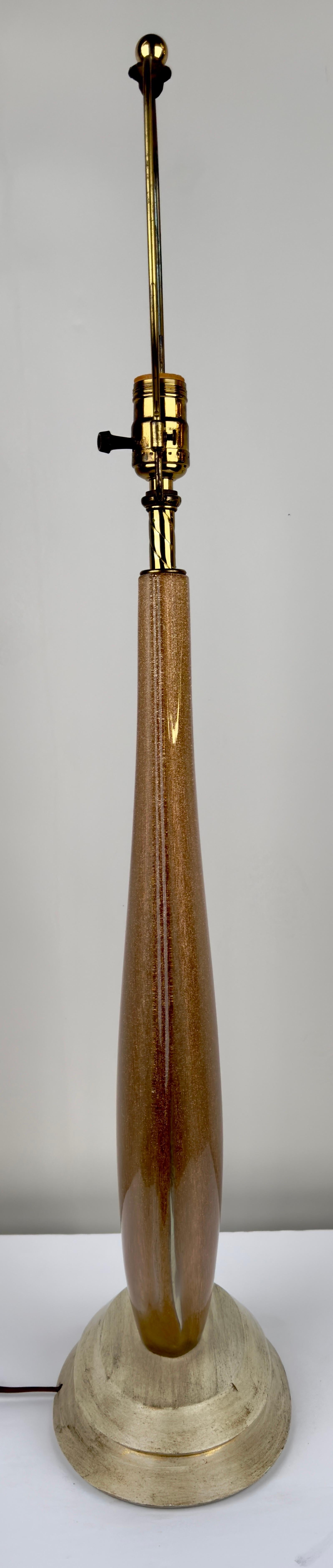 Moderne Mid-Century-Tischlampe aus Gold-Kunstglas mit individuellem Schirm (amerikanisch) im Angebot