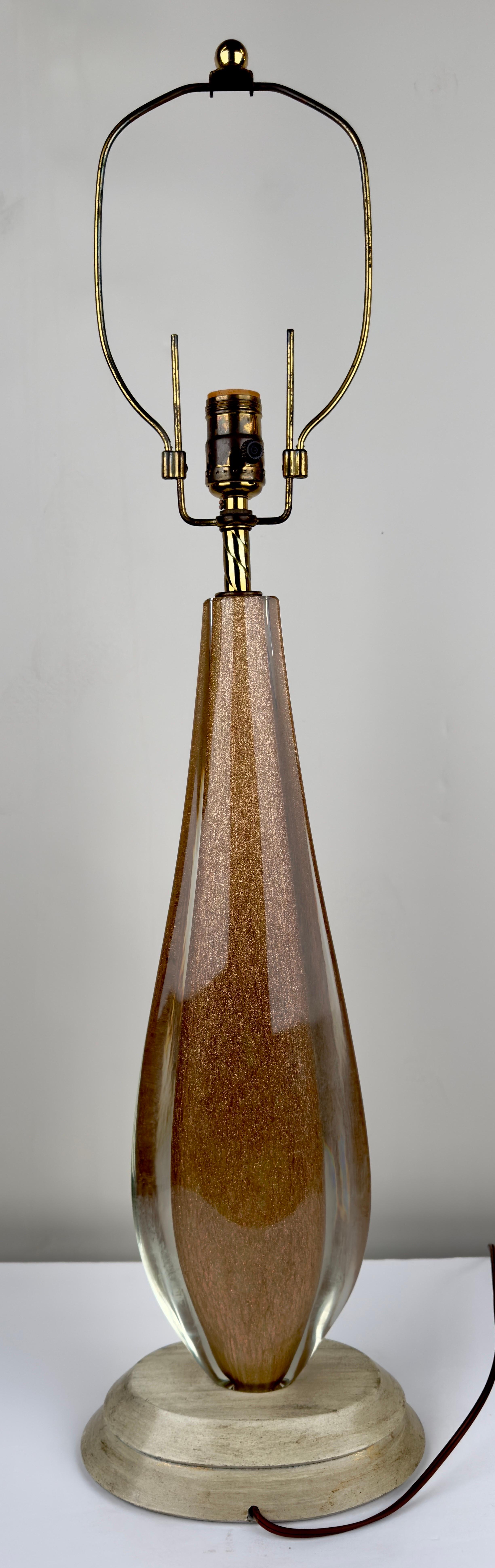 Moderne Mid-Century-Tischlampe aus Gold-Kunstglas mit individuellem Schirm im Zustand „Gut“ im Angebot in Plainview, NY