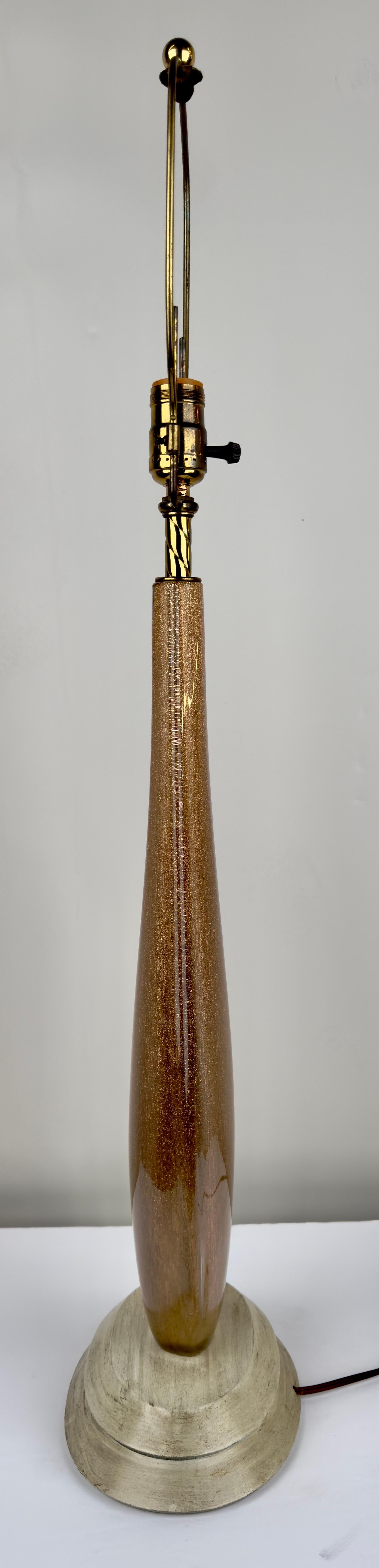 Moderne Mid-Century-Tischlampe aus Gold-Kunstglas mit individuellem Schirm (20. Jahrhundert) im Angebot