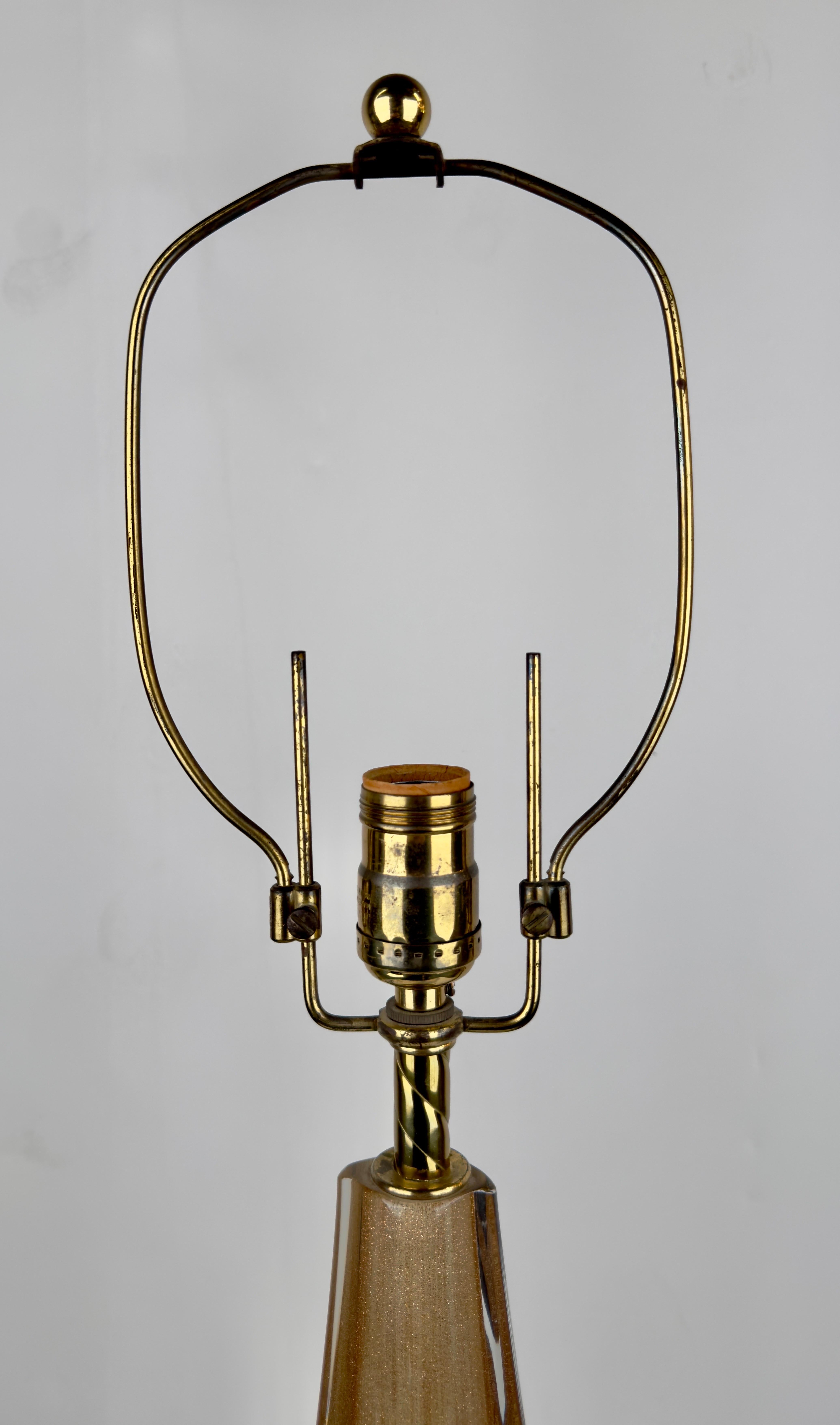 Moderne Mid-Century-Tischlampe aus Gold-Kunstglas mit individuellem Schirm (Glas) im Angebot