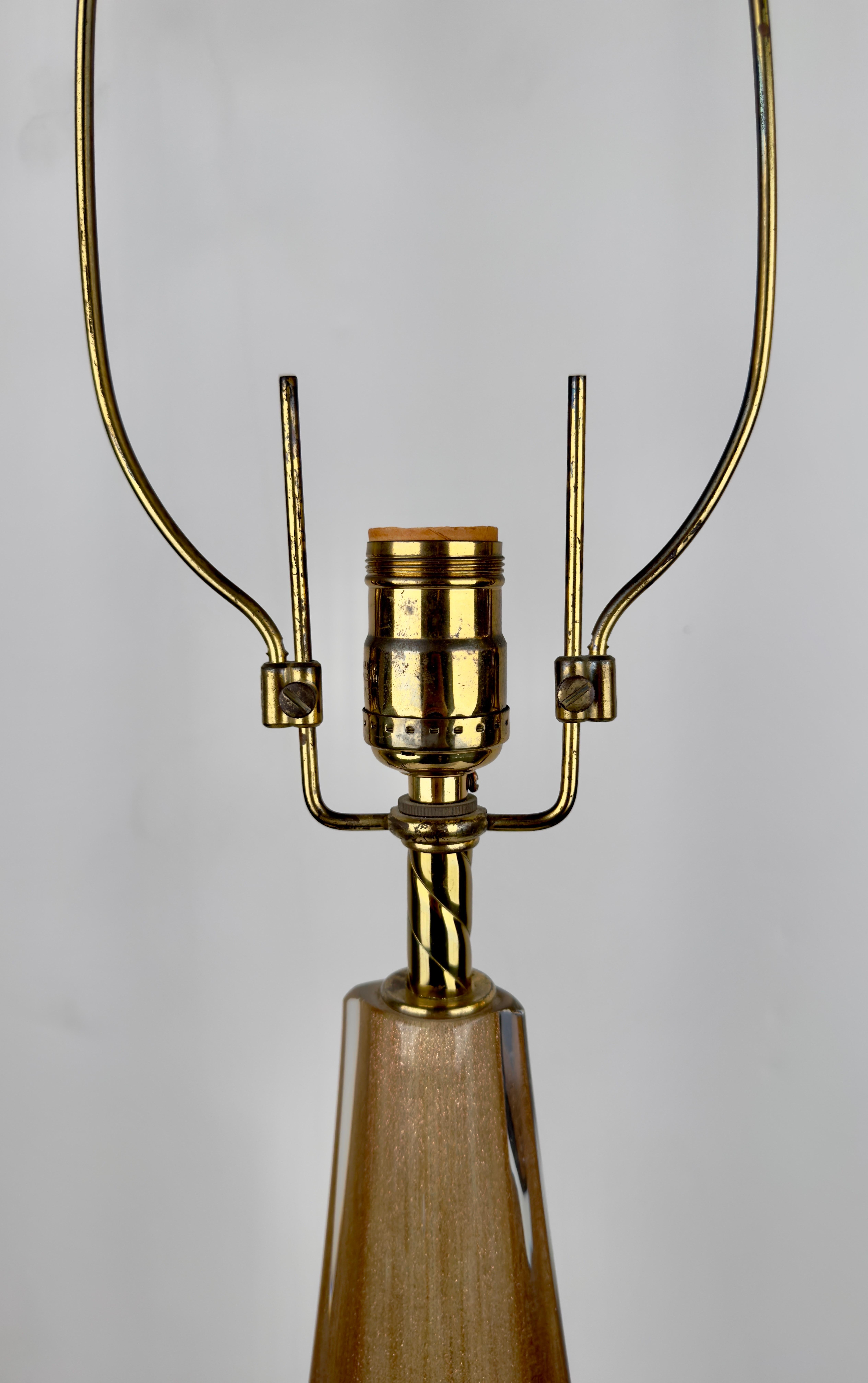 Moderne Mid-Century-Tischlampe aus Gold-Kunstglas mit individuellem Schirm im Angebot 1