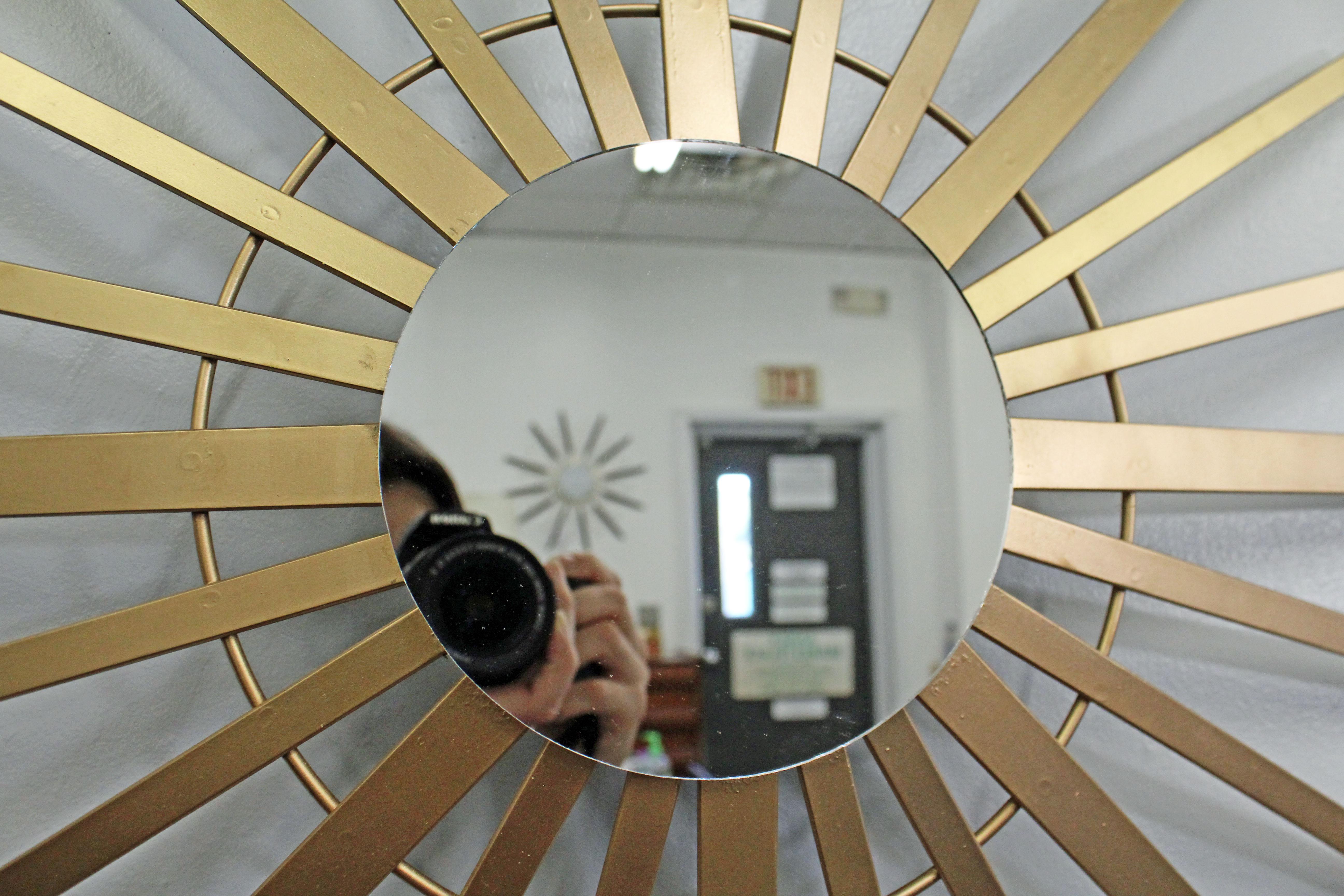 Mid-Century Modern Gold Atomic Starburst Decorative Wall Mirror In Good Condition In Wilmington, DE