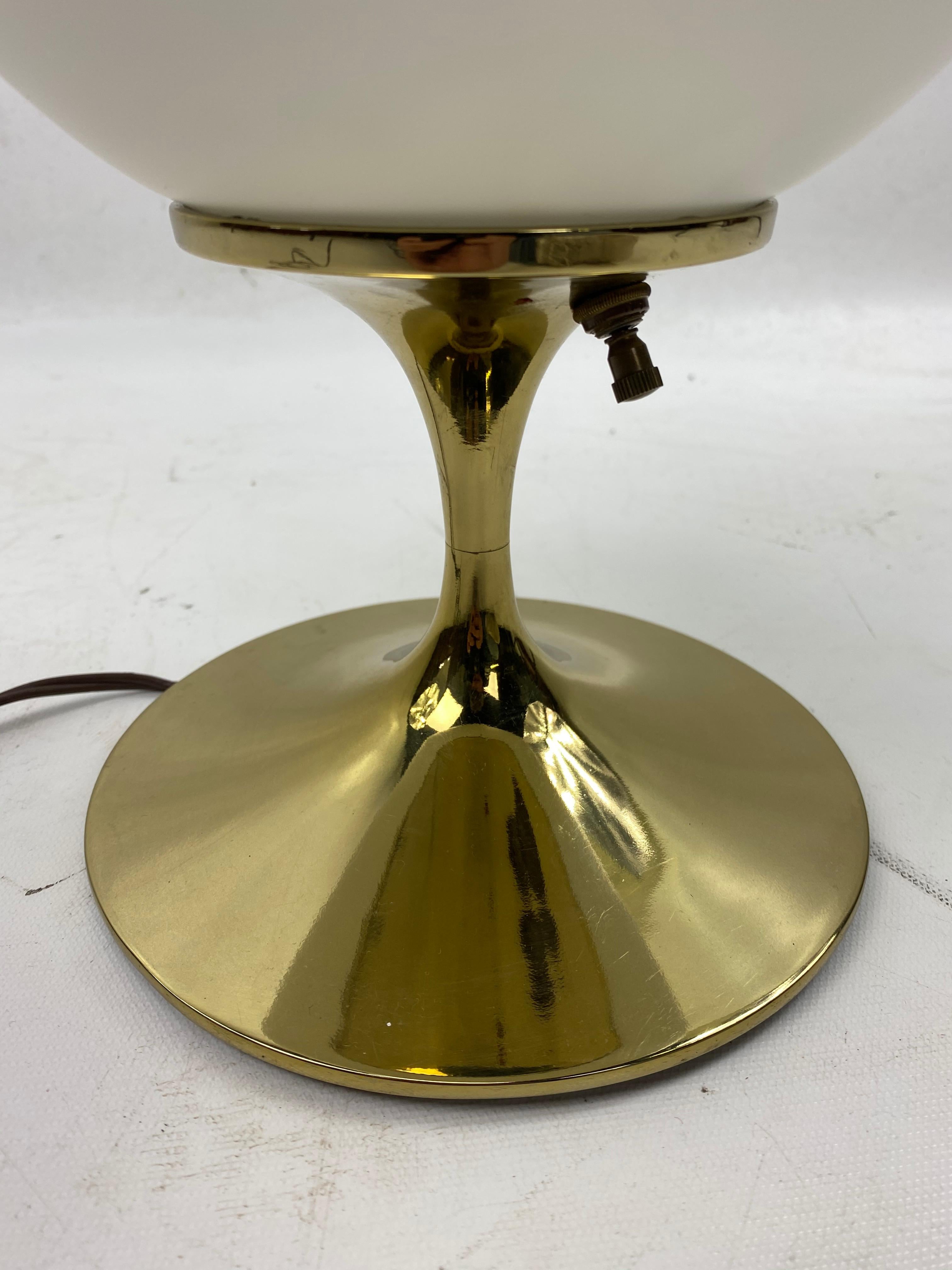 Lampe de table à base dorée de style moderne du milieu du siècle par Bill Curry.