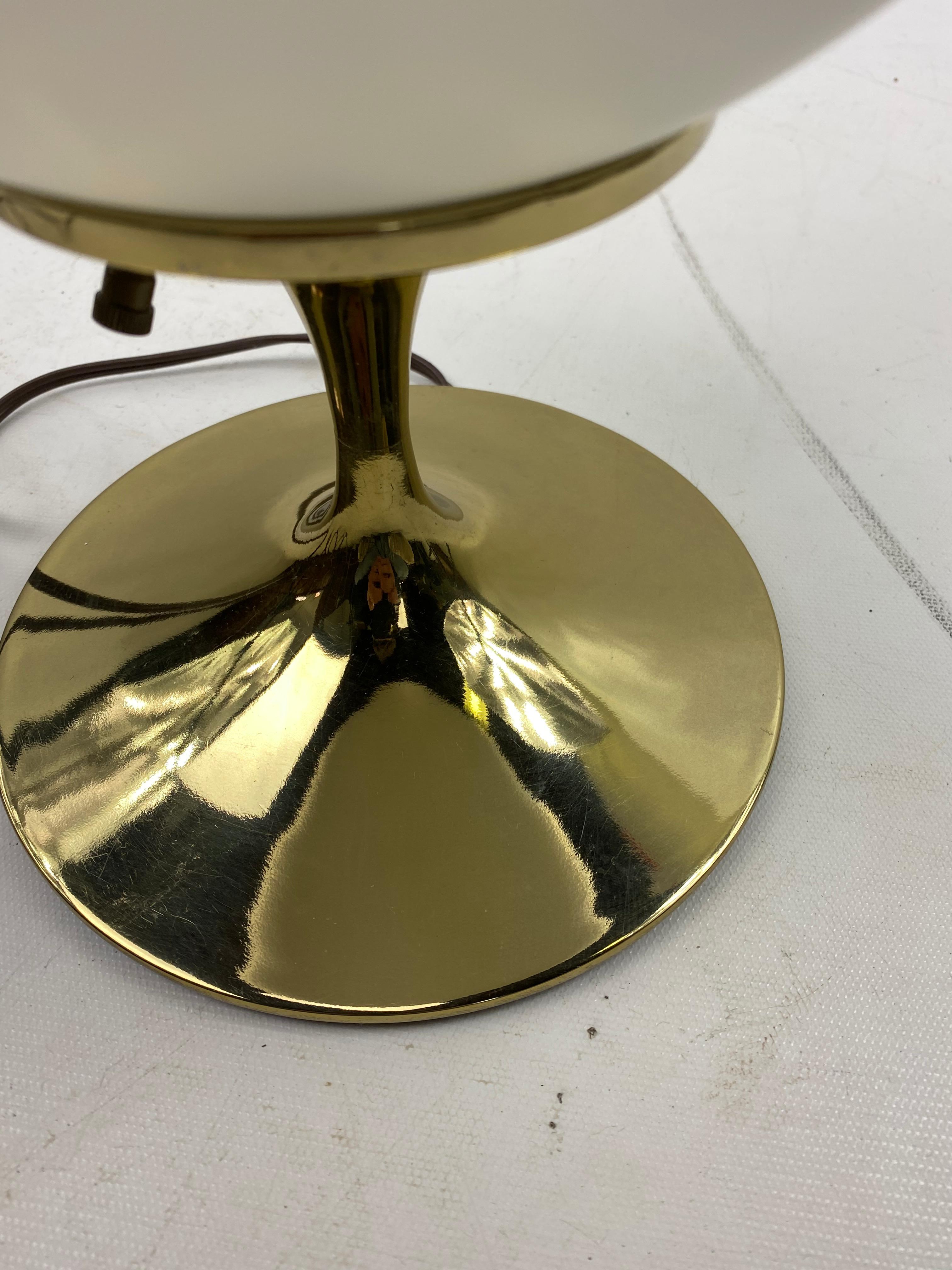 Mid-Century Modern Lampe de table dorée moderne du milieu du siècle dernier par Bill Curry en vente
