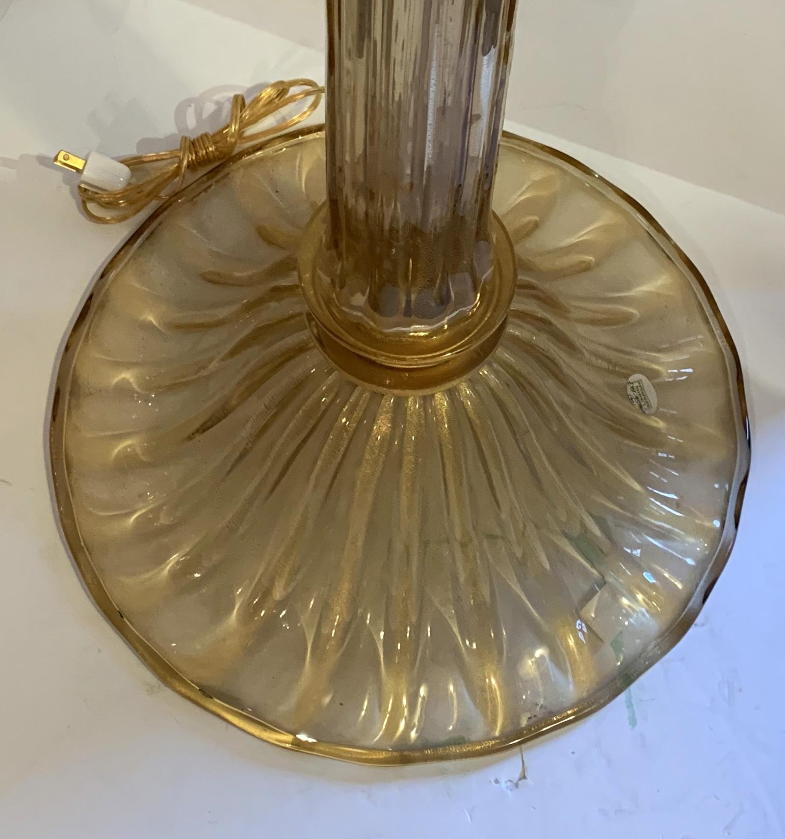 Verre d'art Lampadaire vénitien italien moderne du milieu du siècle dernier en verre de Murano soufflé et bronze doré en vente