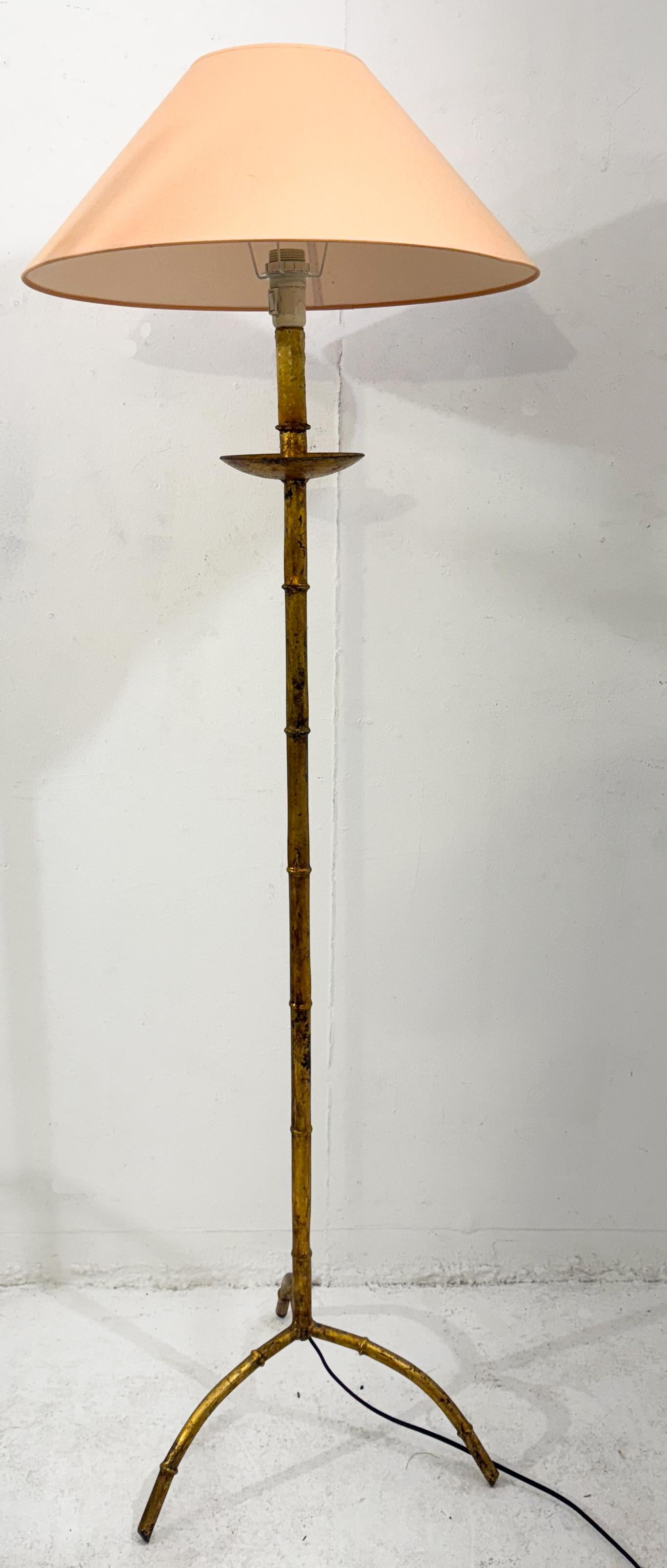 Hollywood Regency Lampada da terra moderna di metà secolo in metallo dorato e finto bambù, nello stile di Maison Bag in vendita