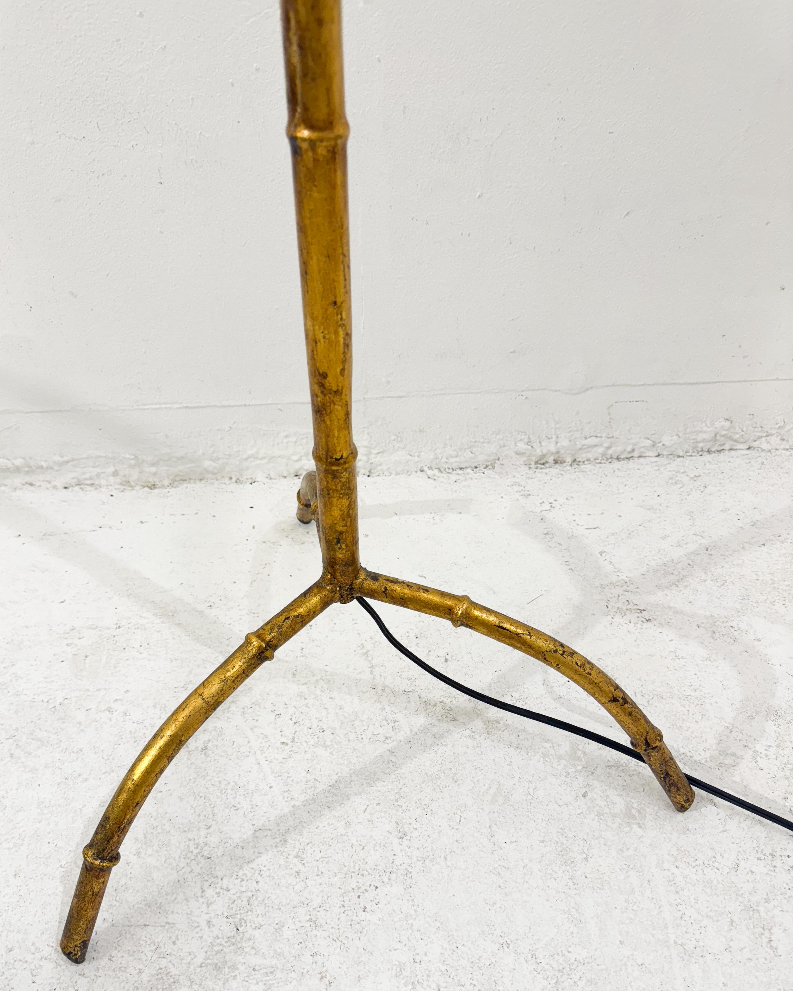 Francese Lampada da terra moderna di metà secolo in metallo dorato e finto bambù, nello stile di Maison Bag in vendita