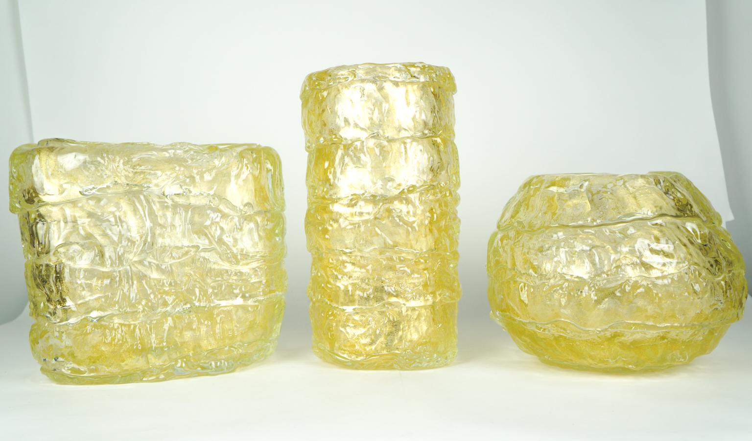 Drei Vasen aus mundgeblasenem Murano-Glas, komplett mit 24-karätigem Blattgold. 
Wenn man die Vasen mit der Hand berührt, spürt man das äußere Relief, als ob es ein Gletscher wäre.
Um die Einzigartigkeit zu vervollständigen, setzt der