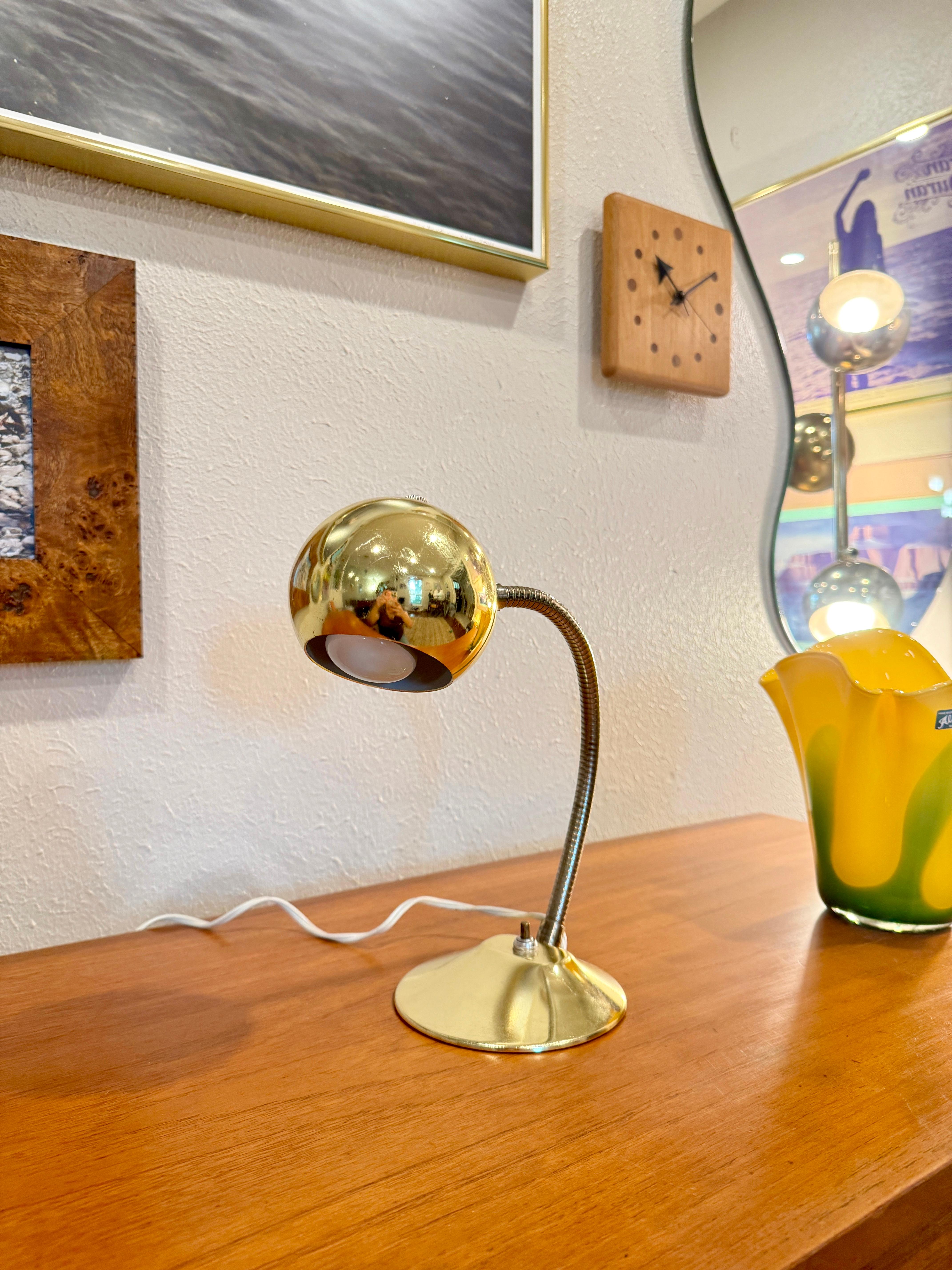 Moderne Goldkugel-Schreibtischlampe aus der Mitte des Jahrhunderts, ca. 1960er Jahre (Metall) im Angebot