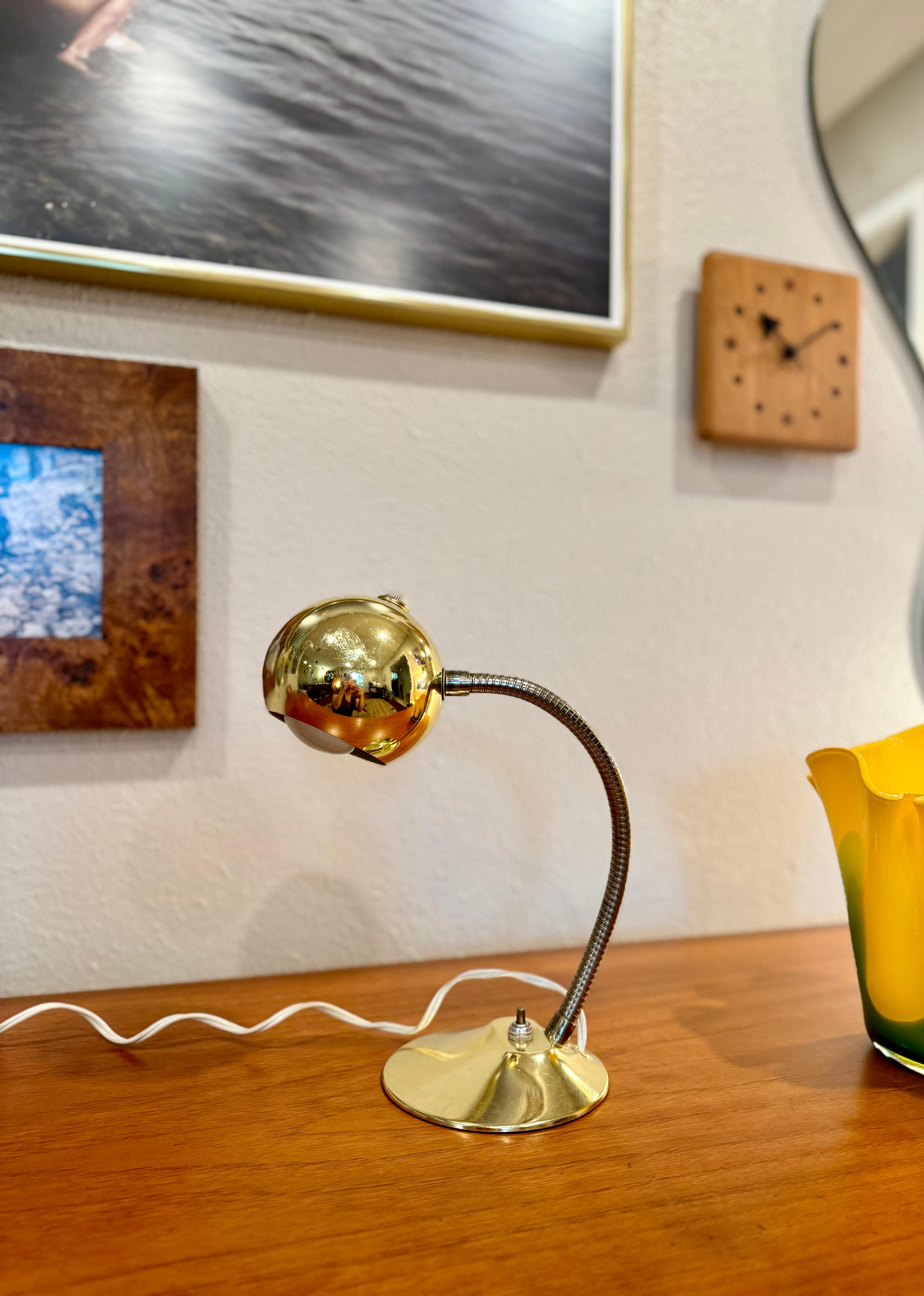 Moderne Goldkugel-Schreibtischlampe aus der Mitte des Jahrhunderts, ca. 1960er Jahre im Angebot 2