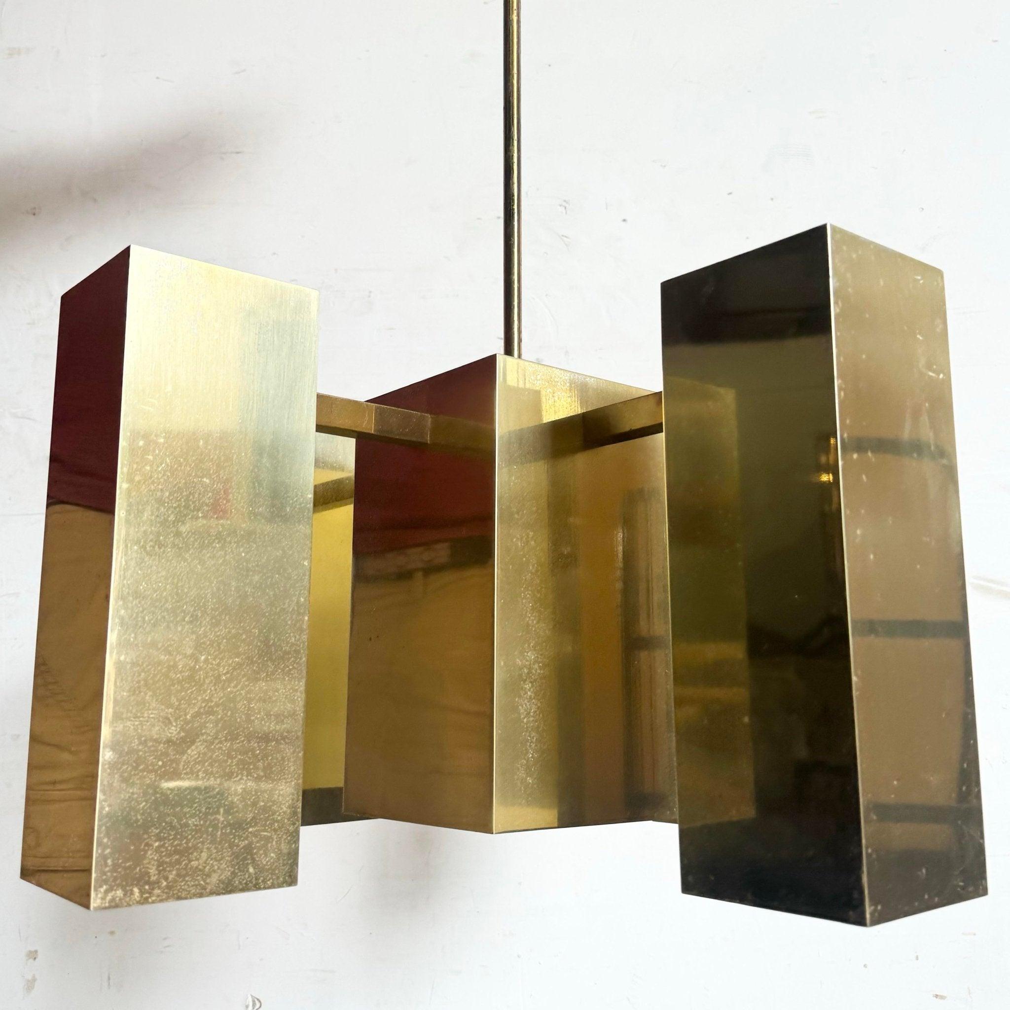 Lustre doré moderne du milieu du siècle dans le style de Robert Sonneman, doté d'un design épuré et d'une finition chaleureuse, parfait pour les intérieurs d'inspiration vintage.
 
 La finition dorée présente des piqûres et une usure importantes,