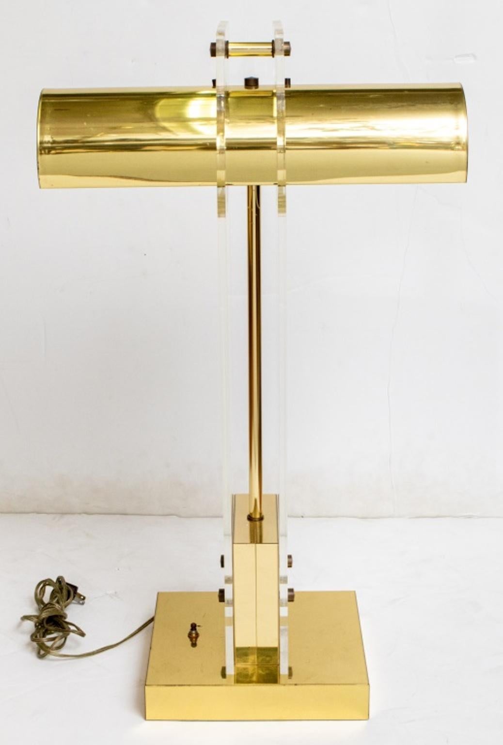 Lampe de bureau ou de table en métal doré et lucite, de style moderne du milieu du siècle, avec deux douilles pour ampoules.

Dimensions : 30,5