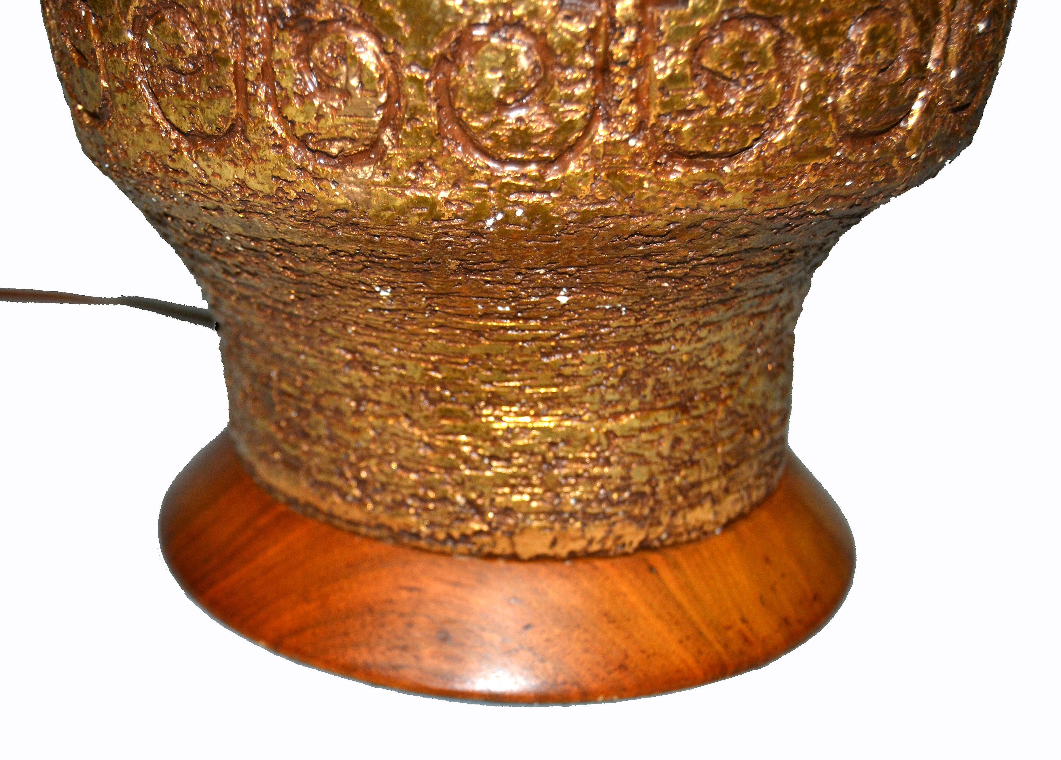 Gilt Mid-Century Modern Golden Greek Key Pattern Ceramic Table Lamp Wood Walnut Base  For Sale