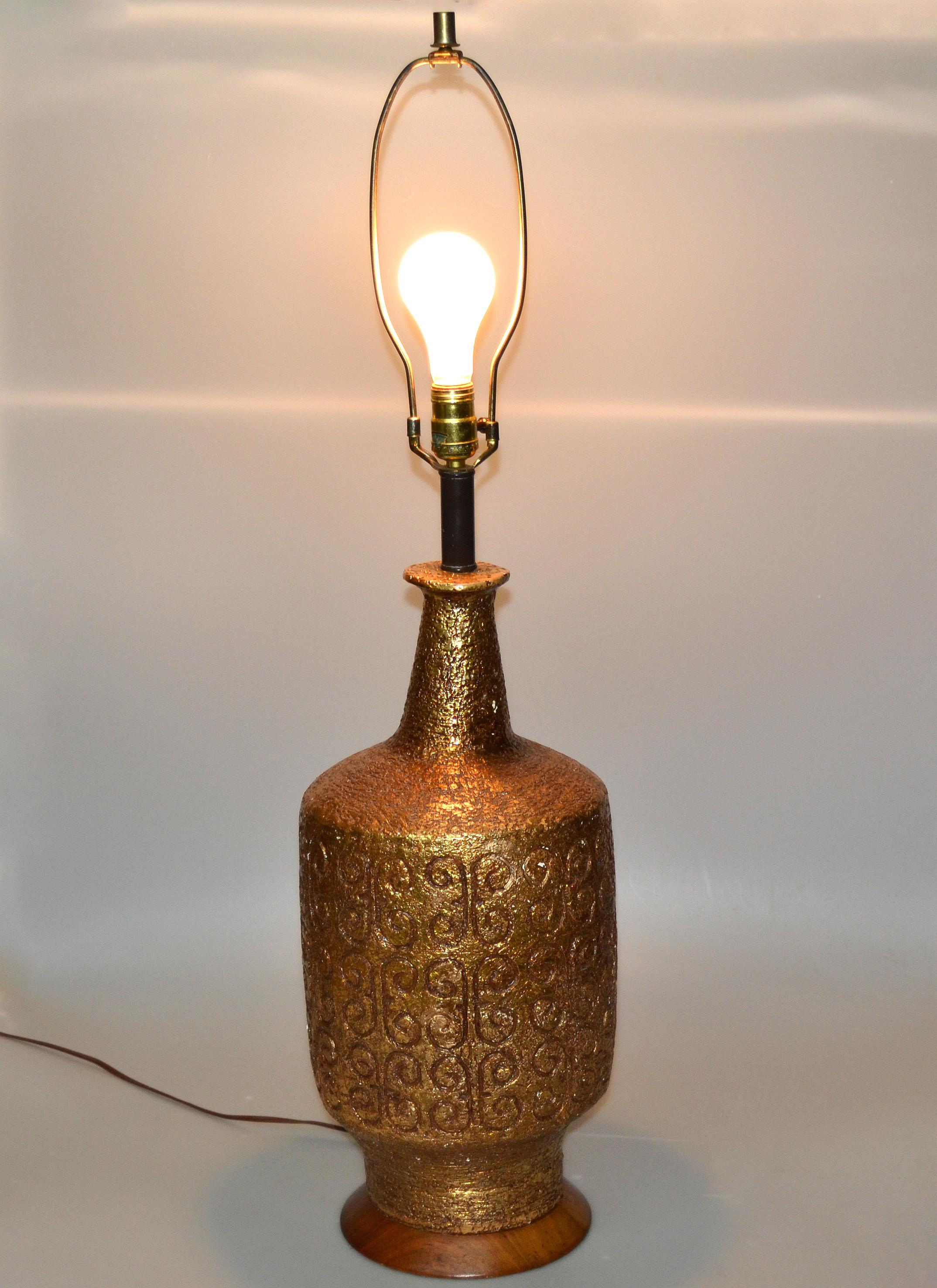 Mid-Century Modern Golden Greek Key Pattern Ceramic Table Lamp Wood Walnut Base  In Good Condition For Sale In Miami, FL