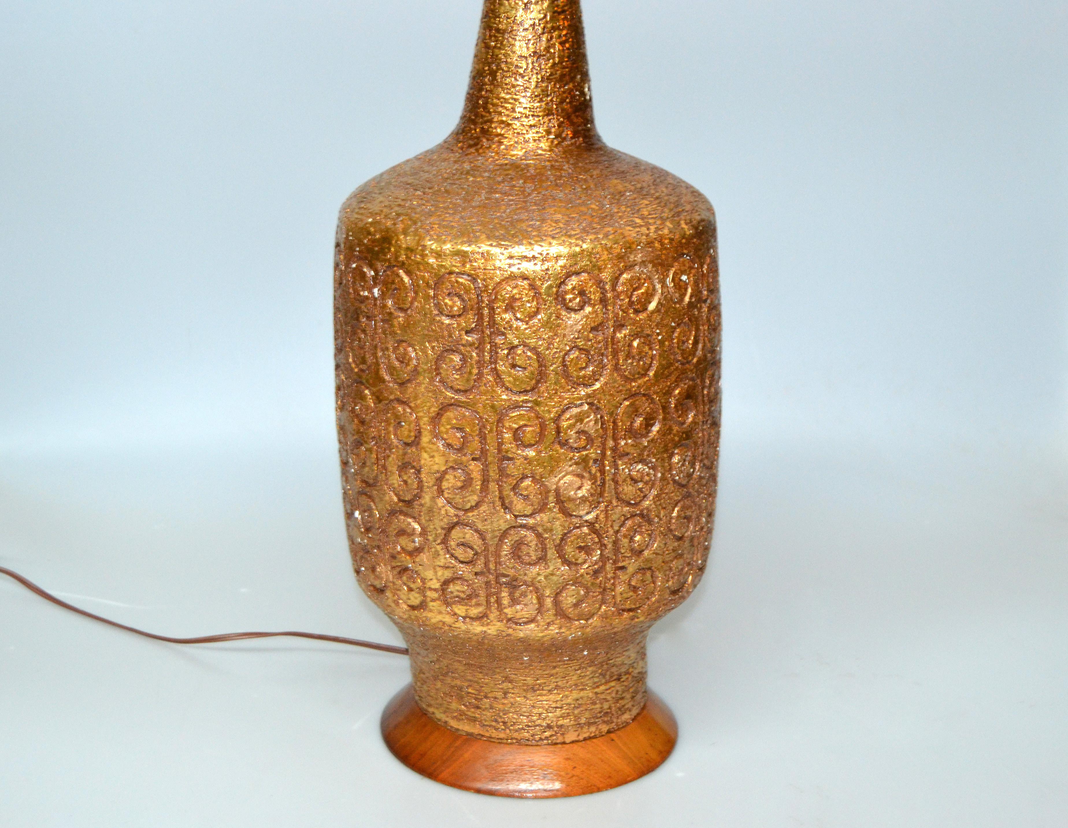 Mid-Century Modern Golden Greek Key Pattern Ceramic Table Lamp Wood Walnut Base  1