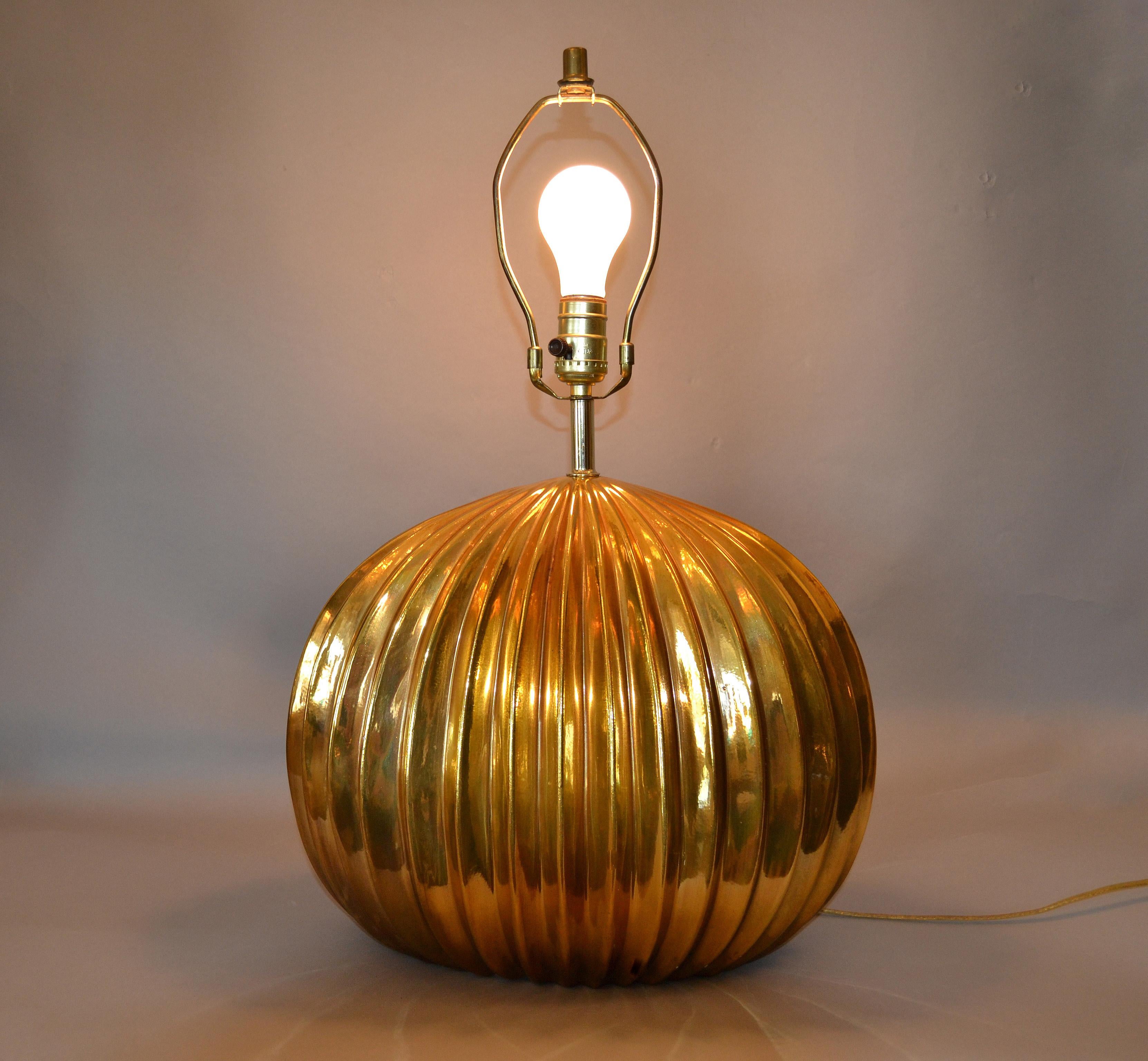 Lampe de bureau à côtes dorées, moderne du milieu du siècle dernier, avec abat-jour ovale en lin, Italie en vente 2