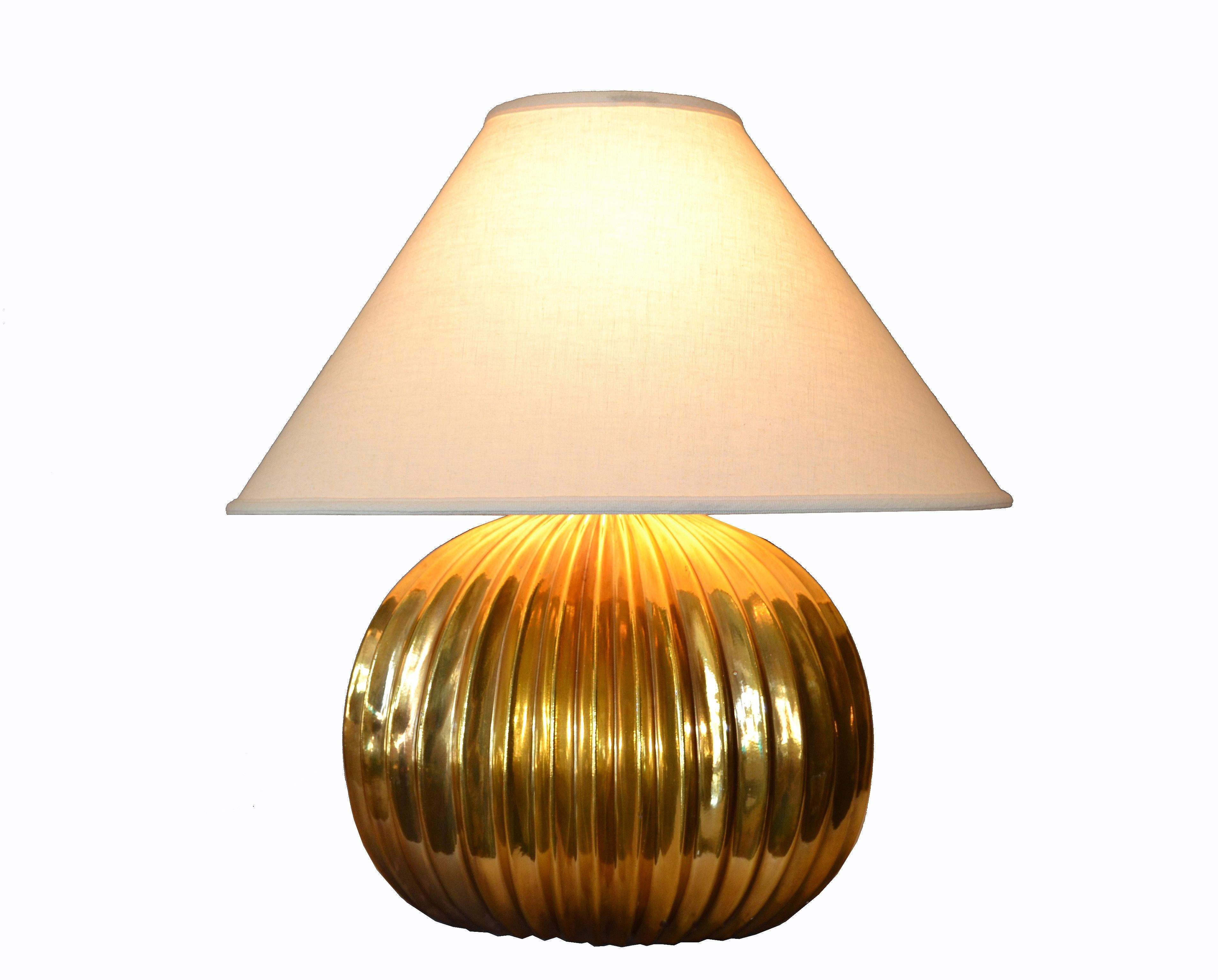 Gorgeous Italian Mid-Century Modern golden ribbed table lamp with an oval linen lamp shade.
Wired for the U.S. and uses a max. 75 watts light bulb.
Dimensions Shade:
Width 23.25 inches
Depth 13.75 inches
Height 12.25 inches.