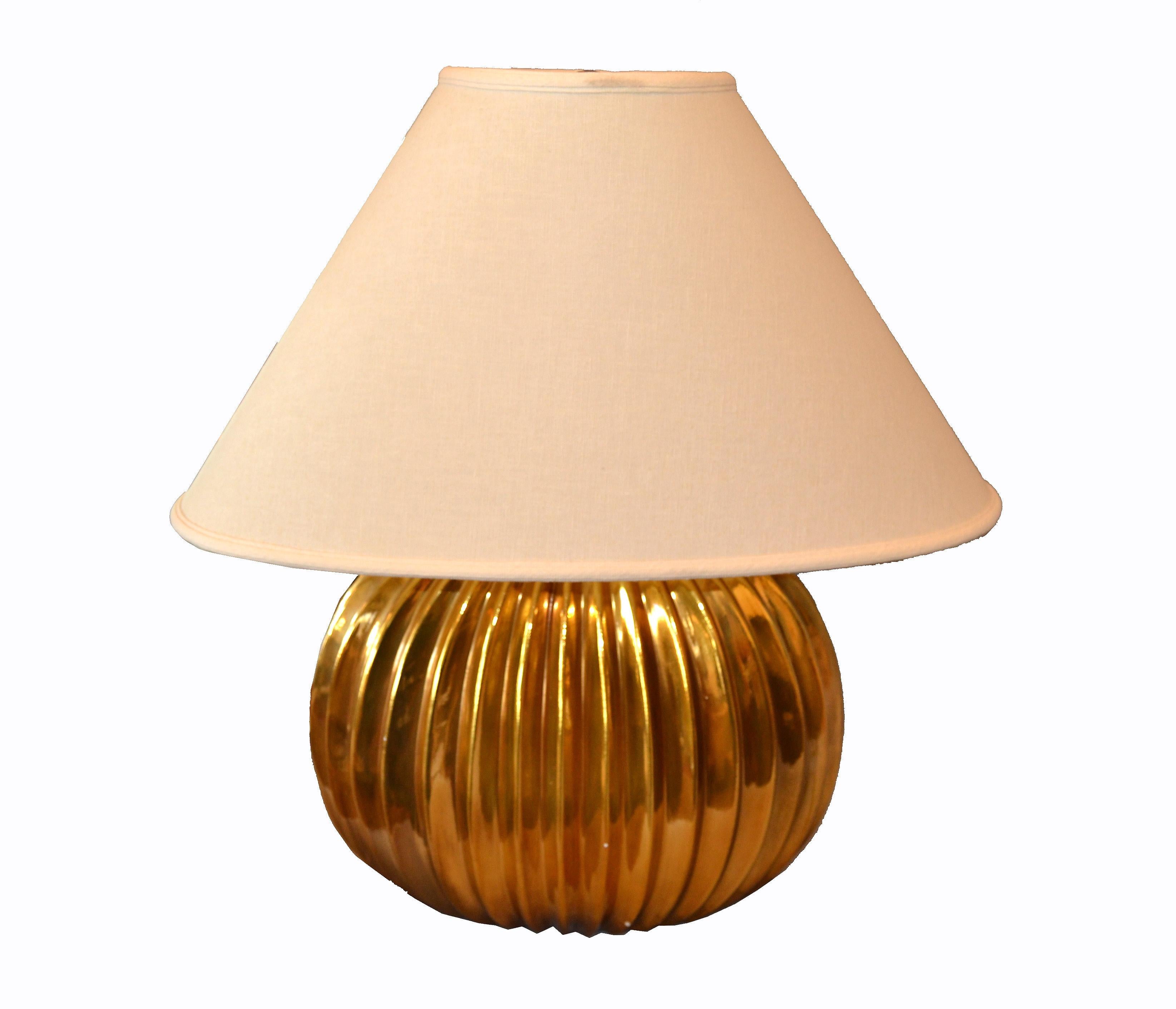 Italian Mid-Century Modern Golden Ribbed Table Lamp with Oval Linen Shade, Italy For Sale